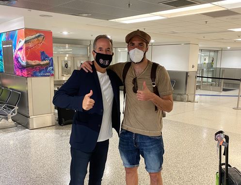 Gonzalo Higuain (kanan) bersama salah satu pemilik Inter Miami Jorge Mas saat tiba di Bandara Miami.