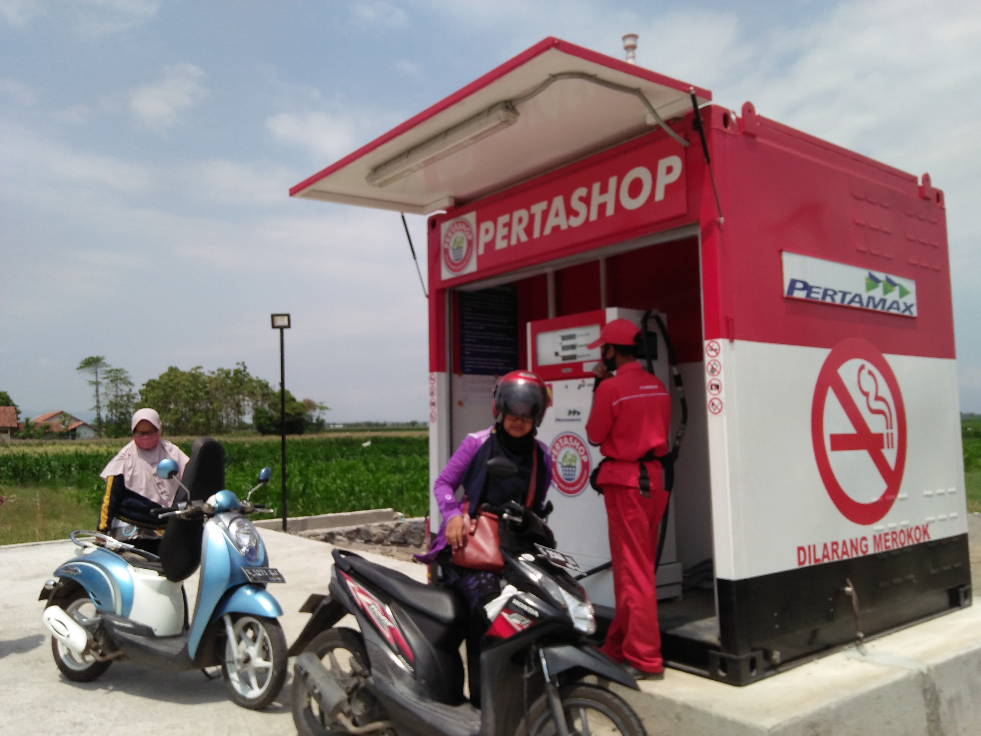 Warga mengisi BBM di Pertashop yang ada di Desa Talang, Tegal, Jawa Tengah.