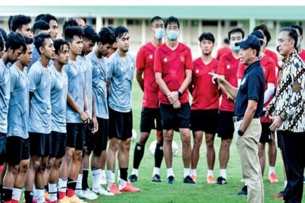 Menpora Zainudin Amali (kedua kanan) didampingi Ketua PSSI Mochamad Iriawan (kanan)