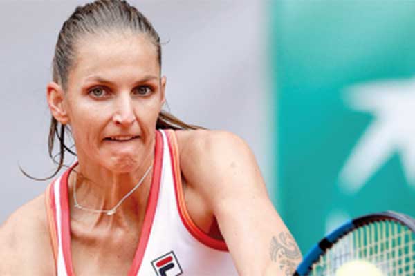 Petenis putri asal Republik Ceko Karolina Pliskova mengembalikan bola ke arah petenis Mesir Mayar Sherif 