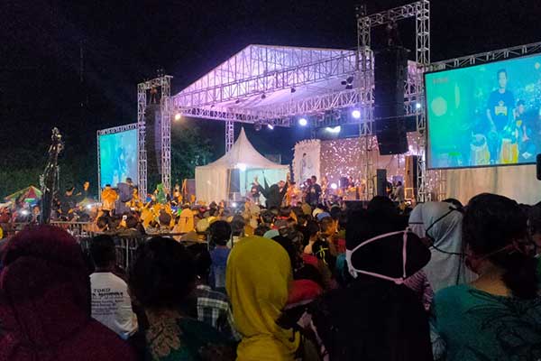 Acara resepsi per­nikahan dengan hiburan dangdutan yang digelar Wakil Ketua DPRD Kota Tegal Wasmad Edi Susilo pada Rabu (23/9).