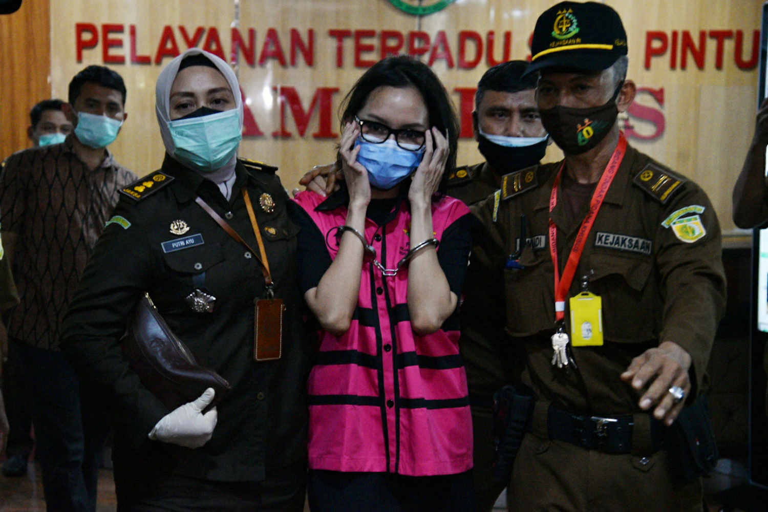 Tersangka kasus suap pengurusan pengajuan fatwa bebas MA untuk membebaskan Joko Tjandra, Pinangki Sirna Malasari (tengah).