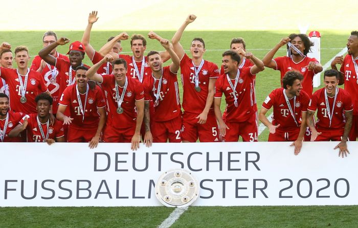 Pemain Bayern Muenchen merayakan sukses merebut juara Bundesliga musim ini.  