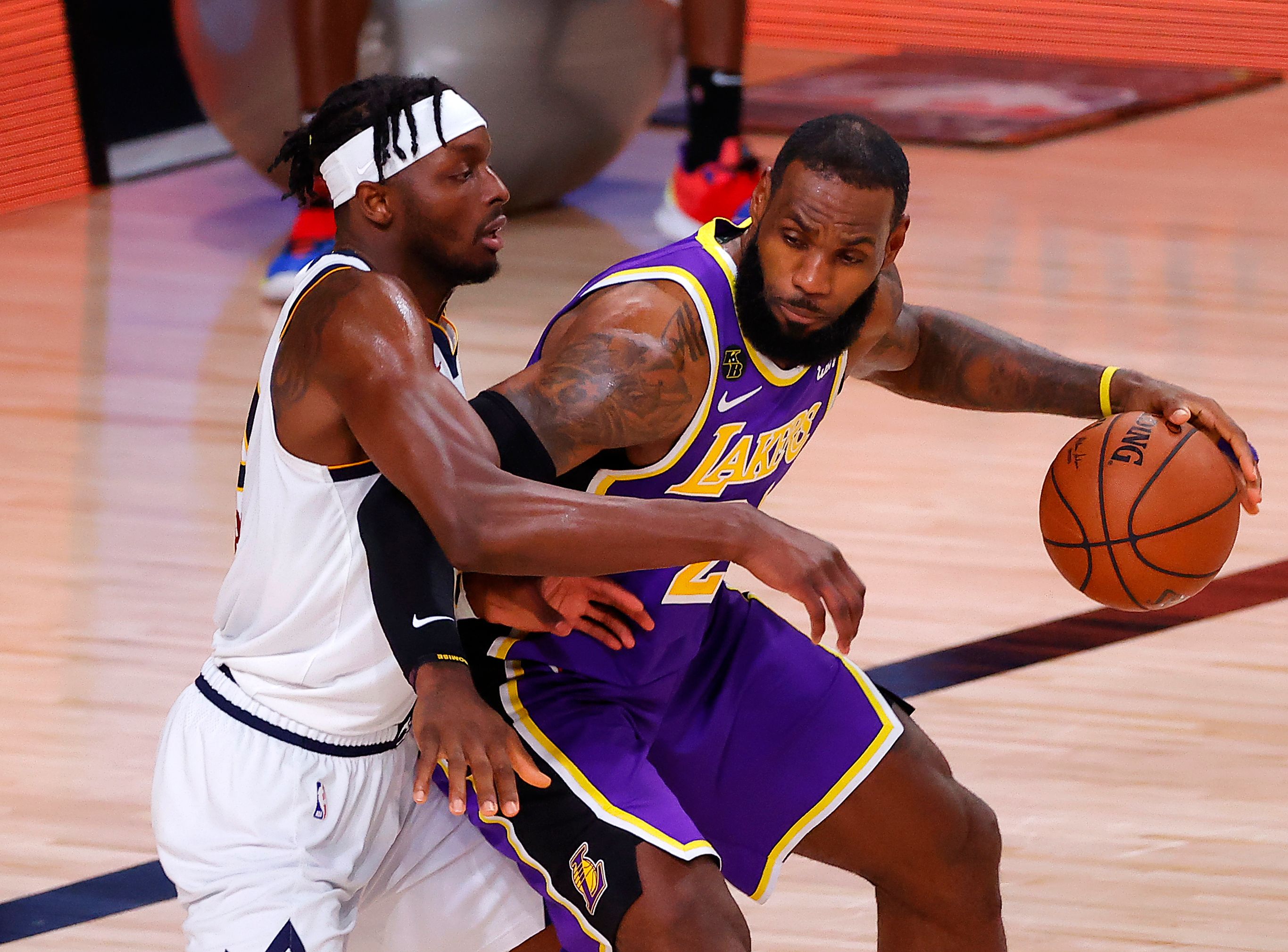 Los Angeles Lakers dimotori oleh sang bintang LeBron James mengakhiri perlawanan dari Denver Nuggets 117-107.
