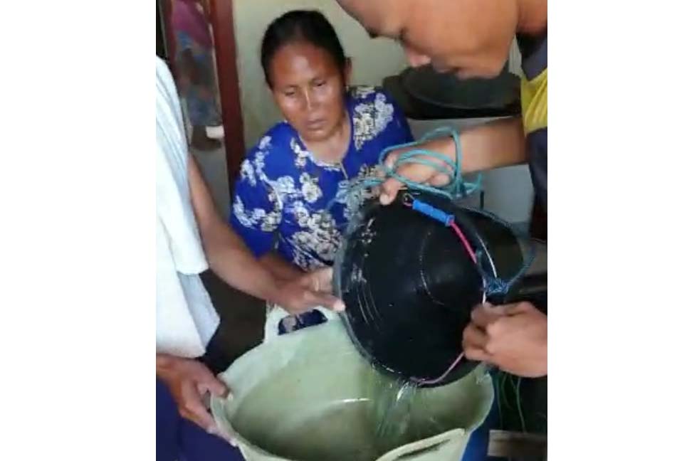 Air seperti seperti minyak muncul dari sumur warga di Desa Tengki Kecamatan Brebes Kabupaten Brebes, Jawa Tengah