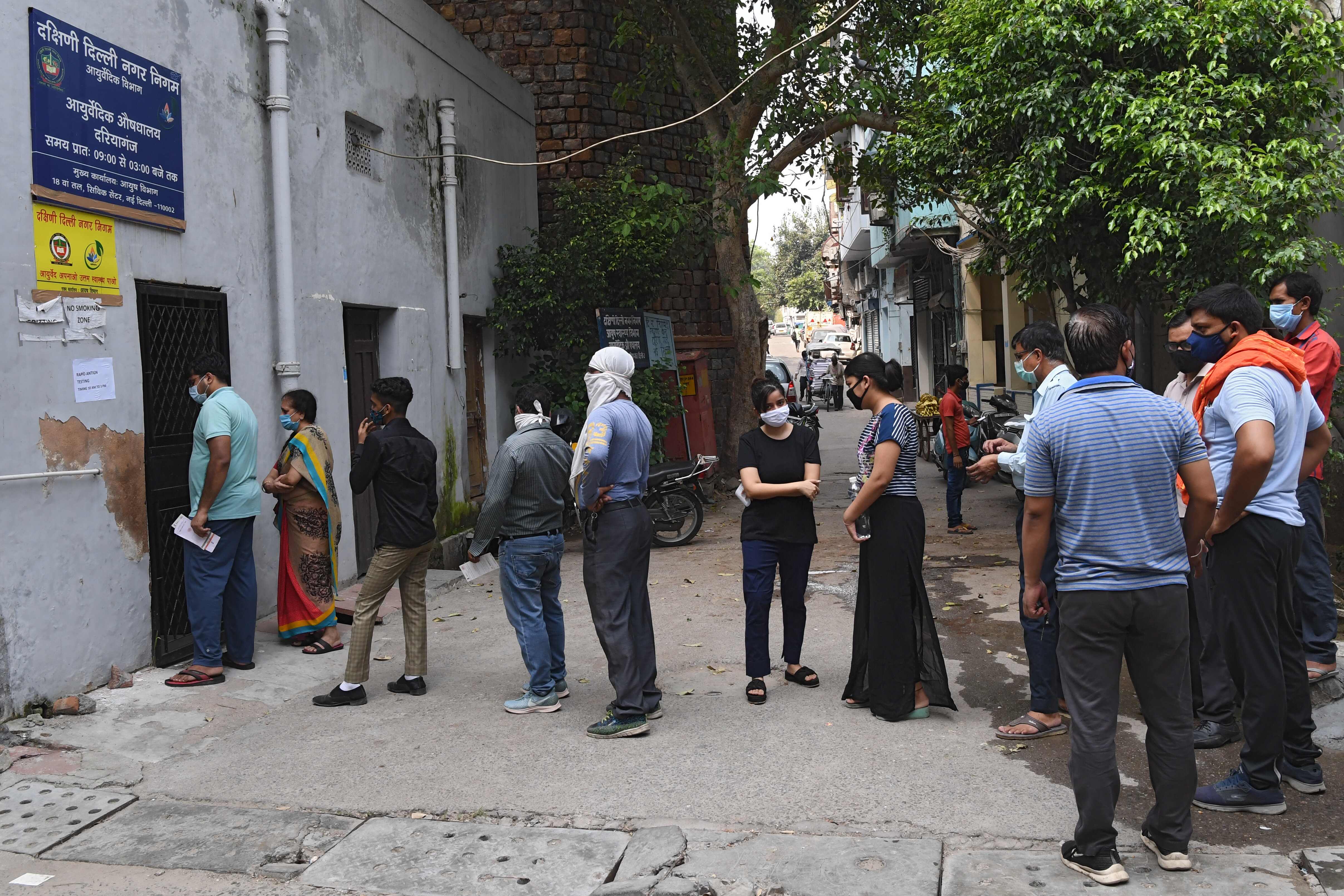 Warga mengantre untuk menjalani rapid test di sebuah pusat kesehatan pemerintah di New Delhi, India.