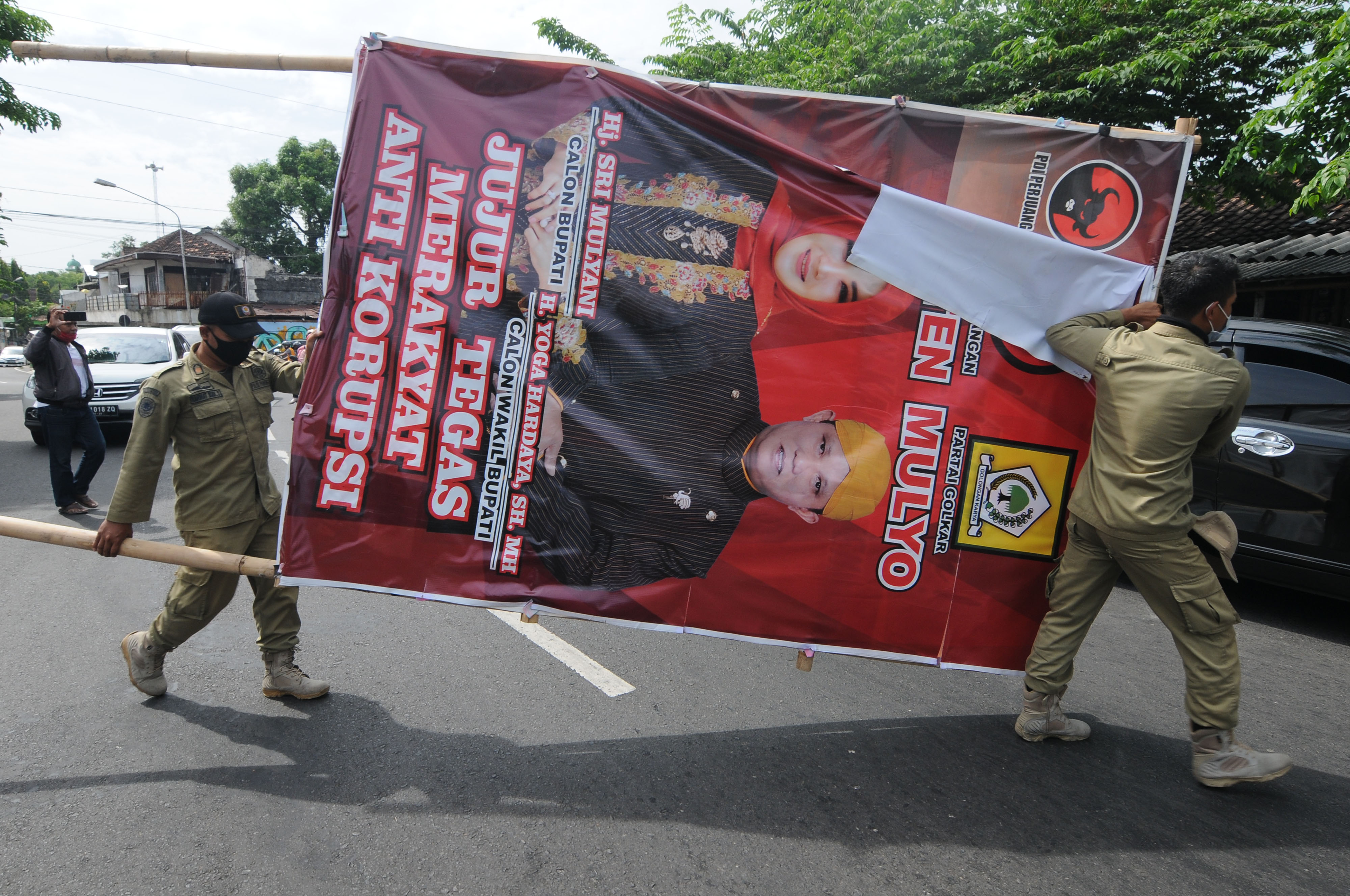 Penertiban alat peraga kampanye (APK) di Kabupaten Klaten, Jawa Tengah, Jumat (25/9). Kampanye pilkada baru akan dimulai Sabtu (26/9).