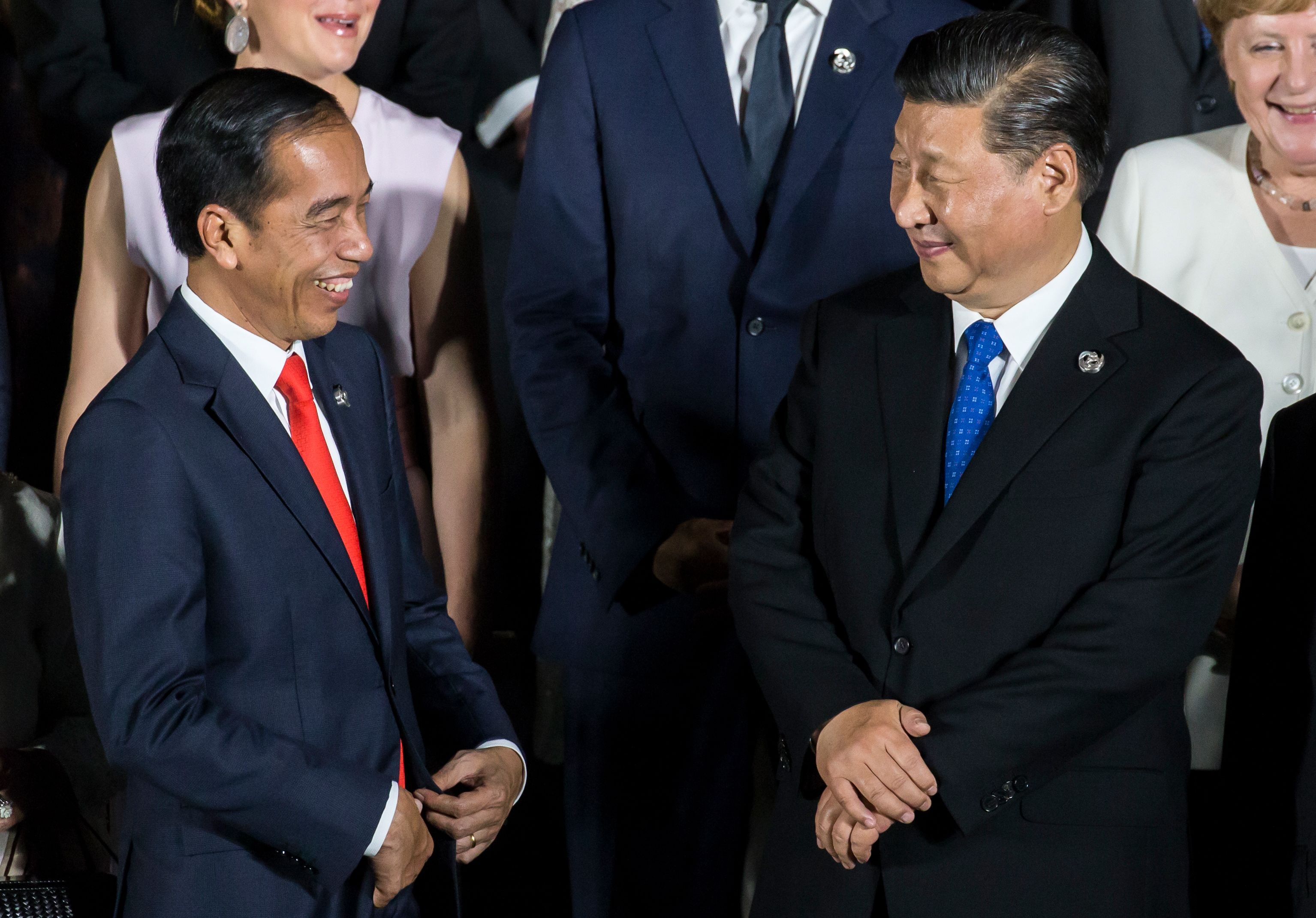 Presiden Joko Widodo (kiri) berbincang dengan Presiden Tiongkok Xi Jinping KTT G20 di Osaka, Jepang, 28 Juni 2019.