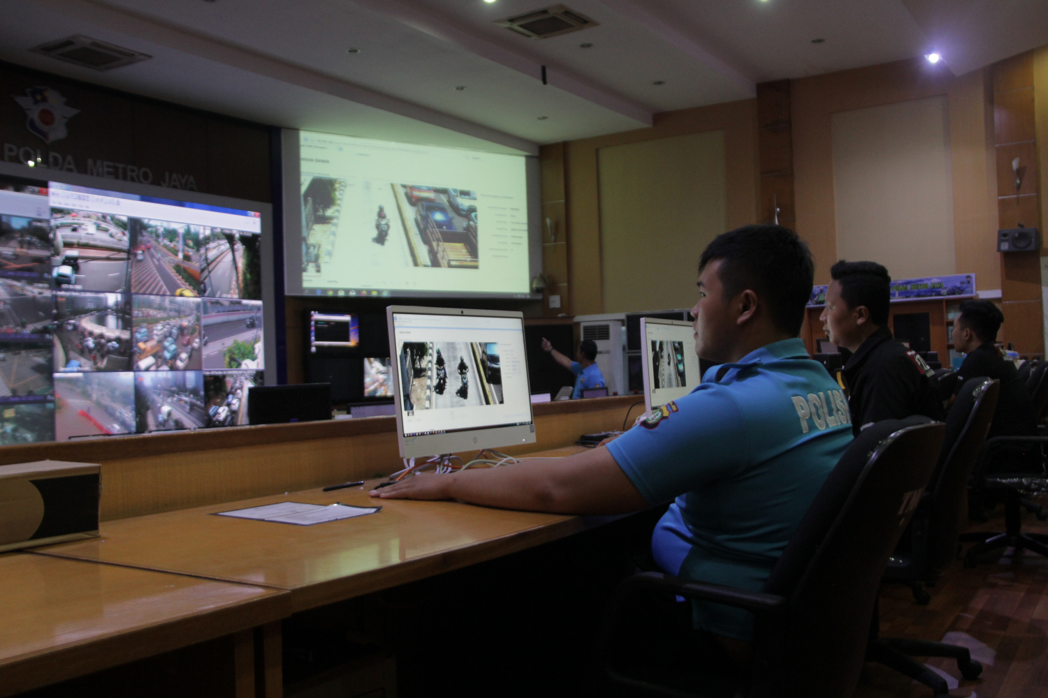 Petugas ETLE Traffic Management Center (TMC) Polda Metro Jaya menganalisa pelanggaran lalu lintas di Gedung Regional TMC, Polda Metro Jaya.