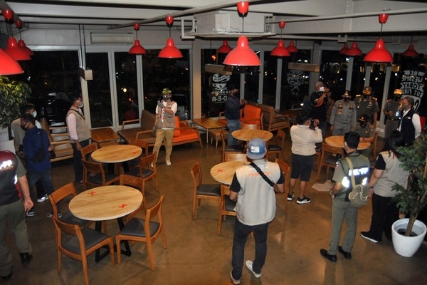 Petugas Satpol PP memberikan sosialisasi pembatasan jam malam di Margonda, Depok, Jawa Barat, 31 Agustus 2020  