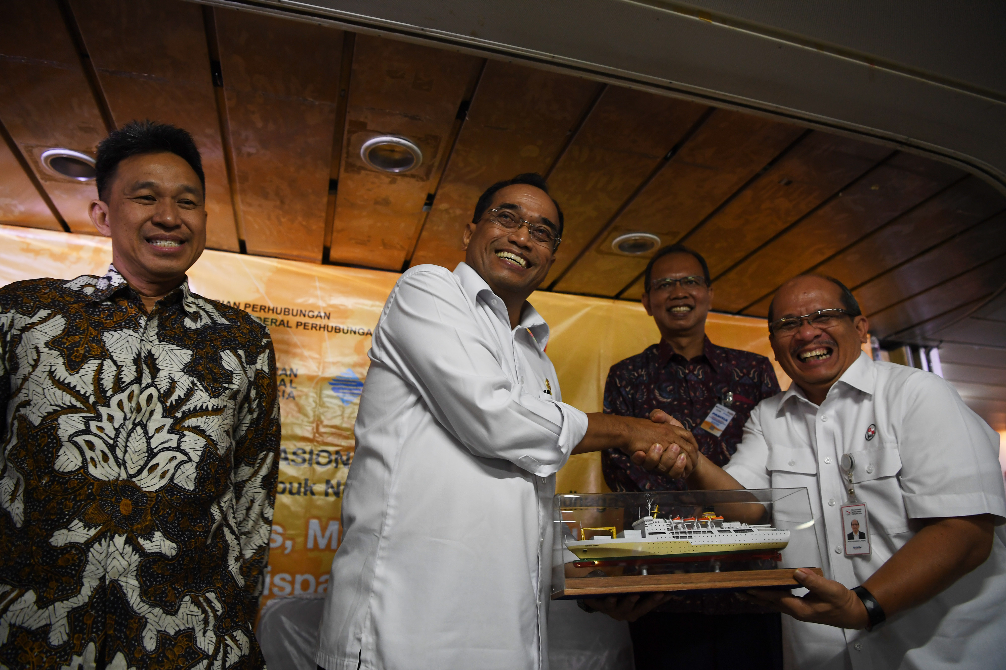 Aryo Hanggono (kiri) saat mendampingi Menhub Budi Karya Sumadi diskusi tol laut di KM Dorolonda, Pelabuhan Tanjung Perak, Surabaya 2019.