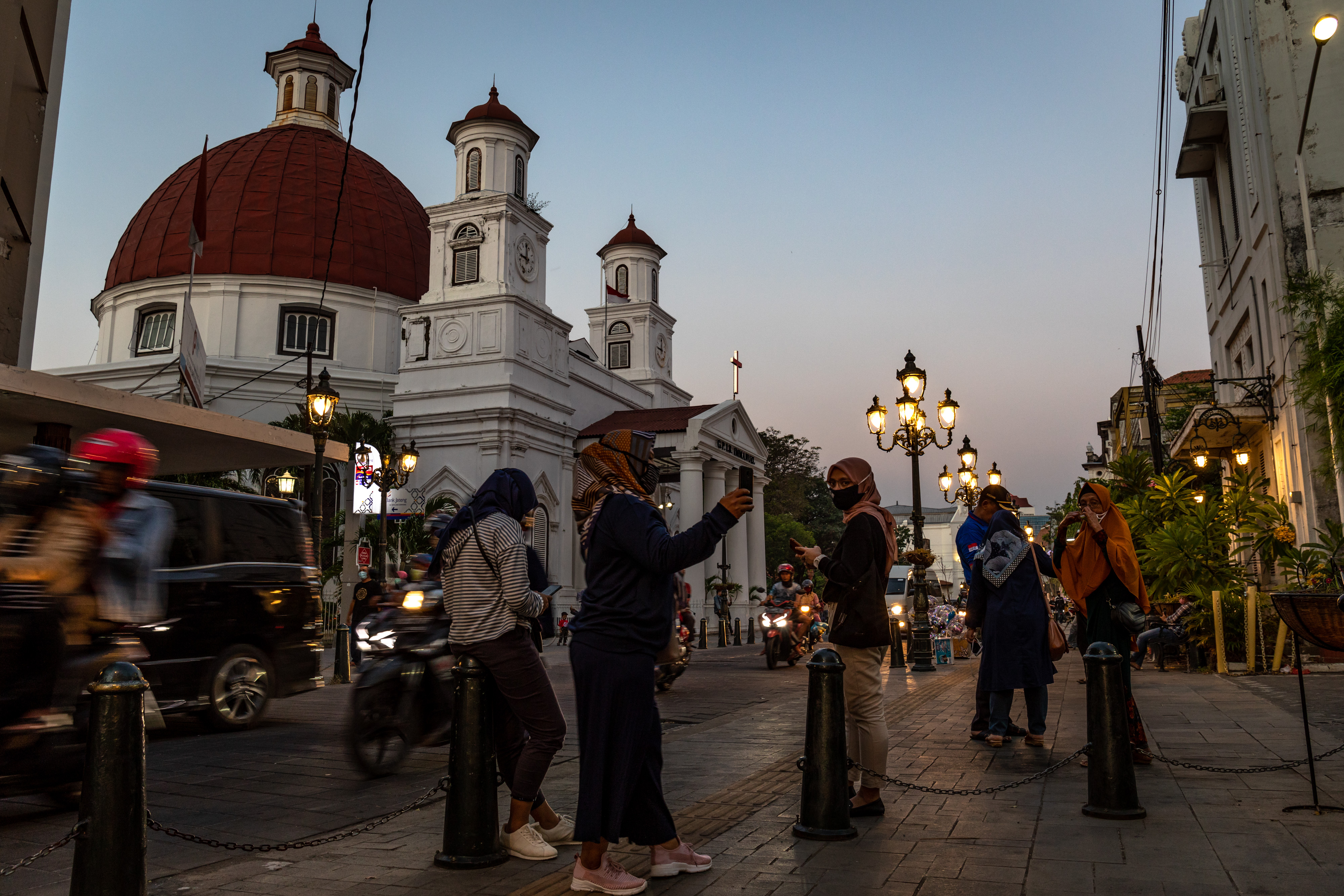Warga Kota Semarang menikmati sore di depan Gereja Blenduk di kawasan kota lama Semarang, Jawa Tengah.