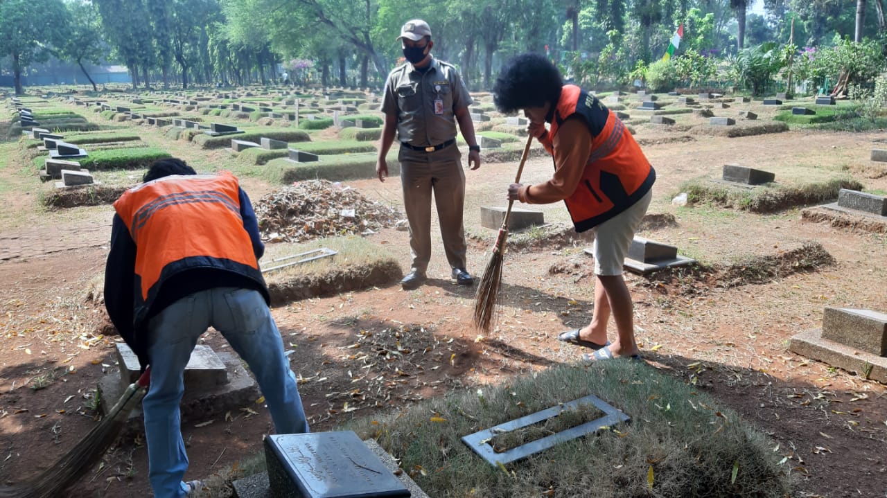 28 Pelanggar Masker, Dihukum Bersihkan Makam di TPU Pondok Ranggon
