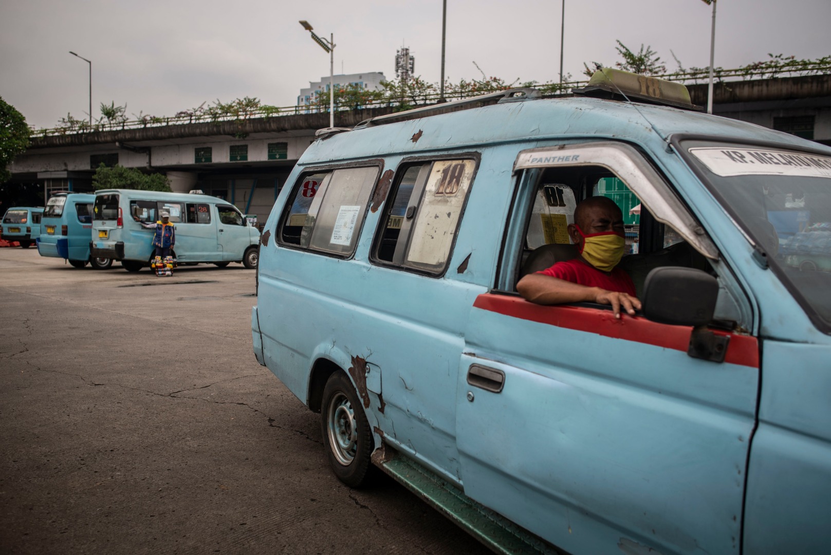 opir angkutan kota menunggu penumpang di Terminal Kampung Melayu, Jakarta.