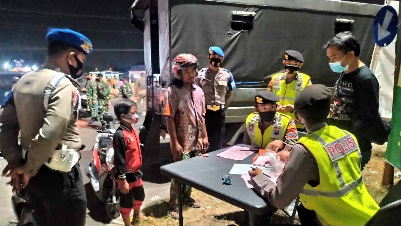 Pengendara motor tidak bermasker terjaring razia di Sidoarjo.