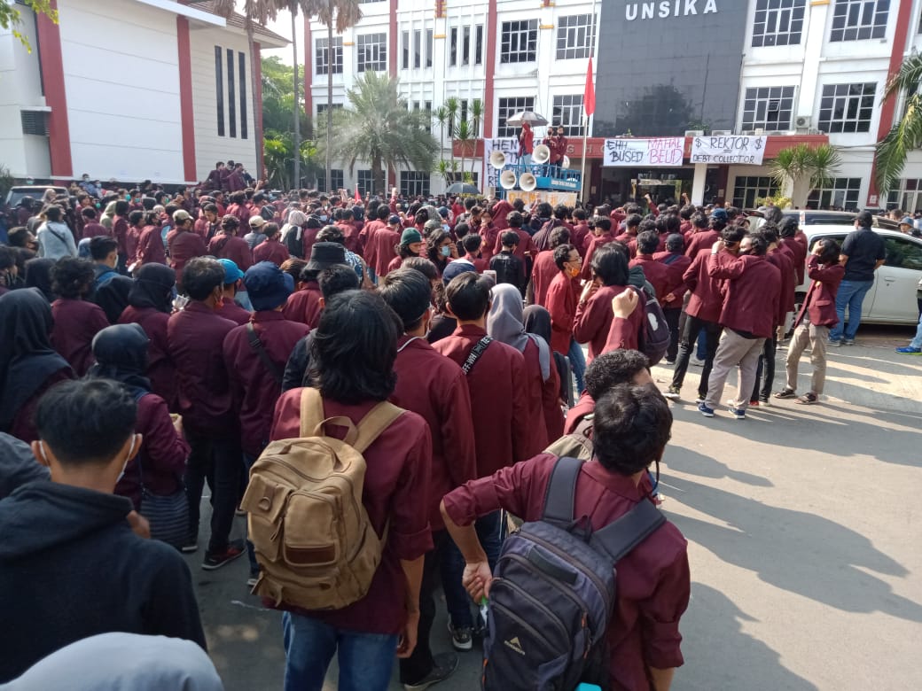 Ribuan mahasiswa Unsika berunjukrasa menolak komersialisasi lembaga pendidikan tersebut.