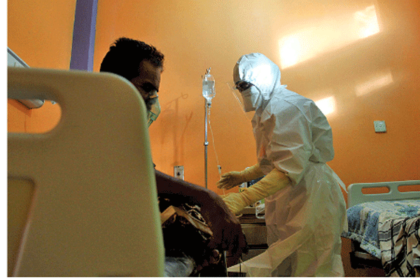 BEBAN PETUGAS KESEHATAN: Petugas medis merawat pasien di ruang rawat isolasi covid-19 Rumah Sakit Umum Daerah-Cut Nyak Dhien, Meulaboh, Aceh