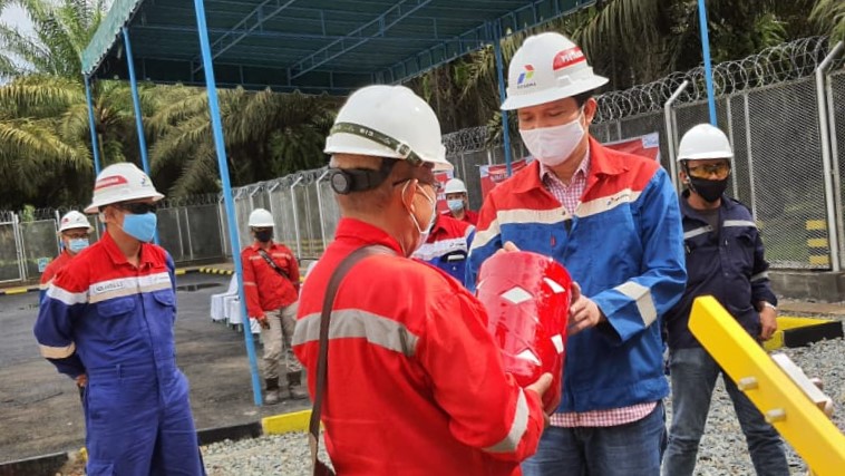 Pekerja mempersiapkan pekerjaan ujicoba penyaluran gas perdana di Kuala Tanjung, Sumut.