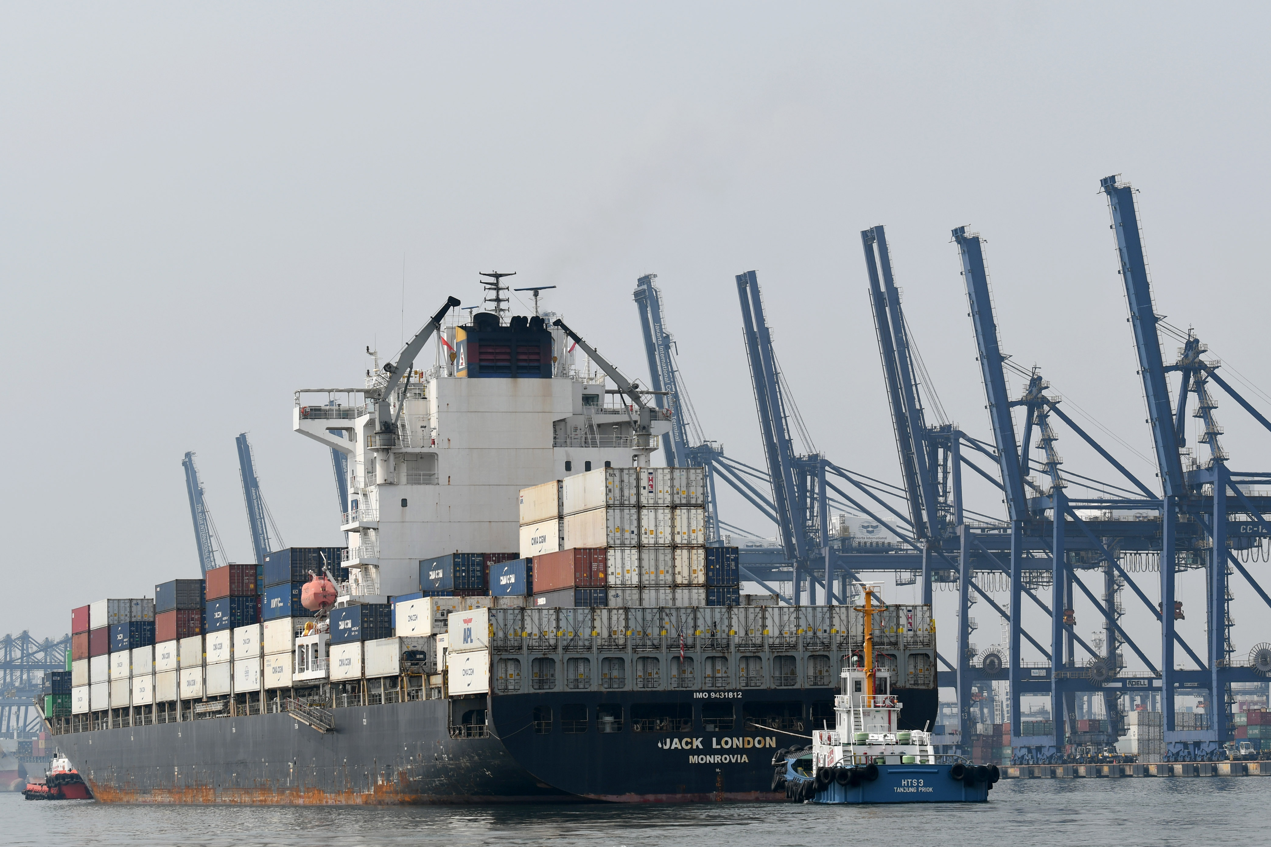 Aktivitas bongkar-muat di JICT, Tanjung Priok, Jakarta