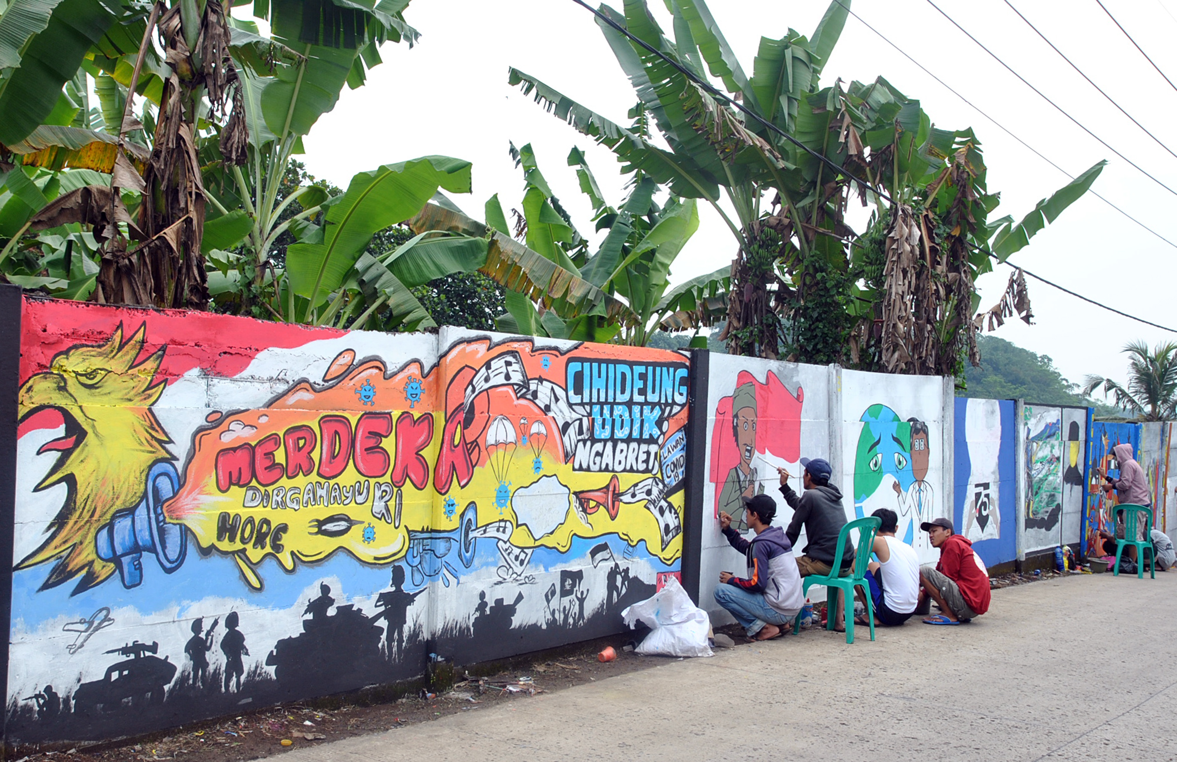 Pemuda Indonesia beradu kreativitas dalam lomba mural memperingati Harti Kemerdekaan RI