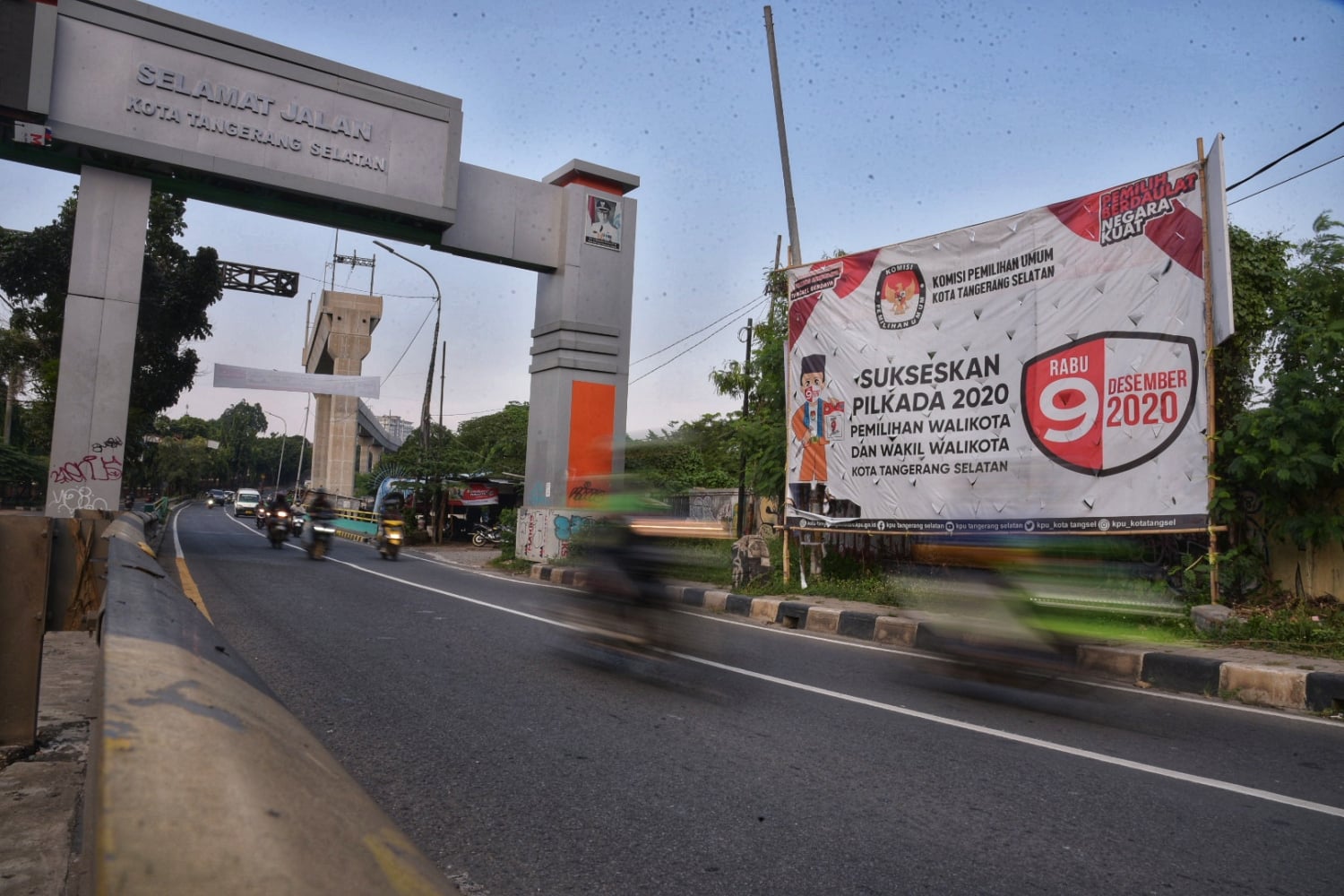 Spanduk sosialisasi Pilkada di Ciputat, Tangerang Selatan