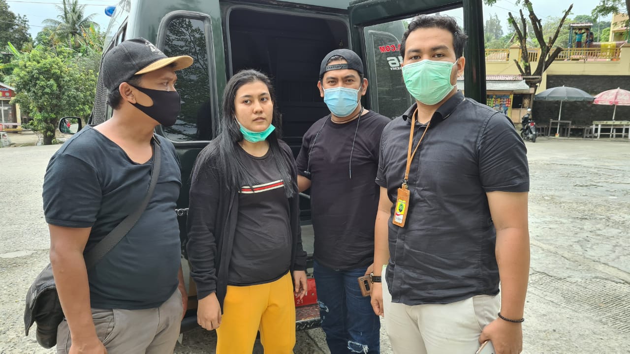 Buronan terpidana Anita Mardalena (celana oranye) saat ditangkap tim intelijen Kejagung