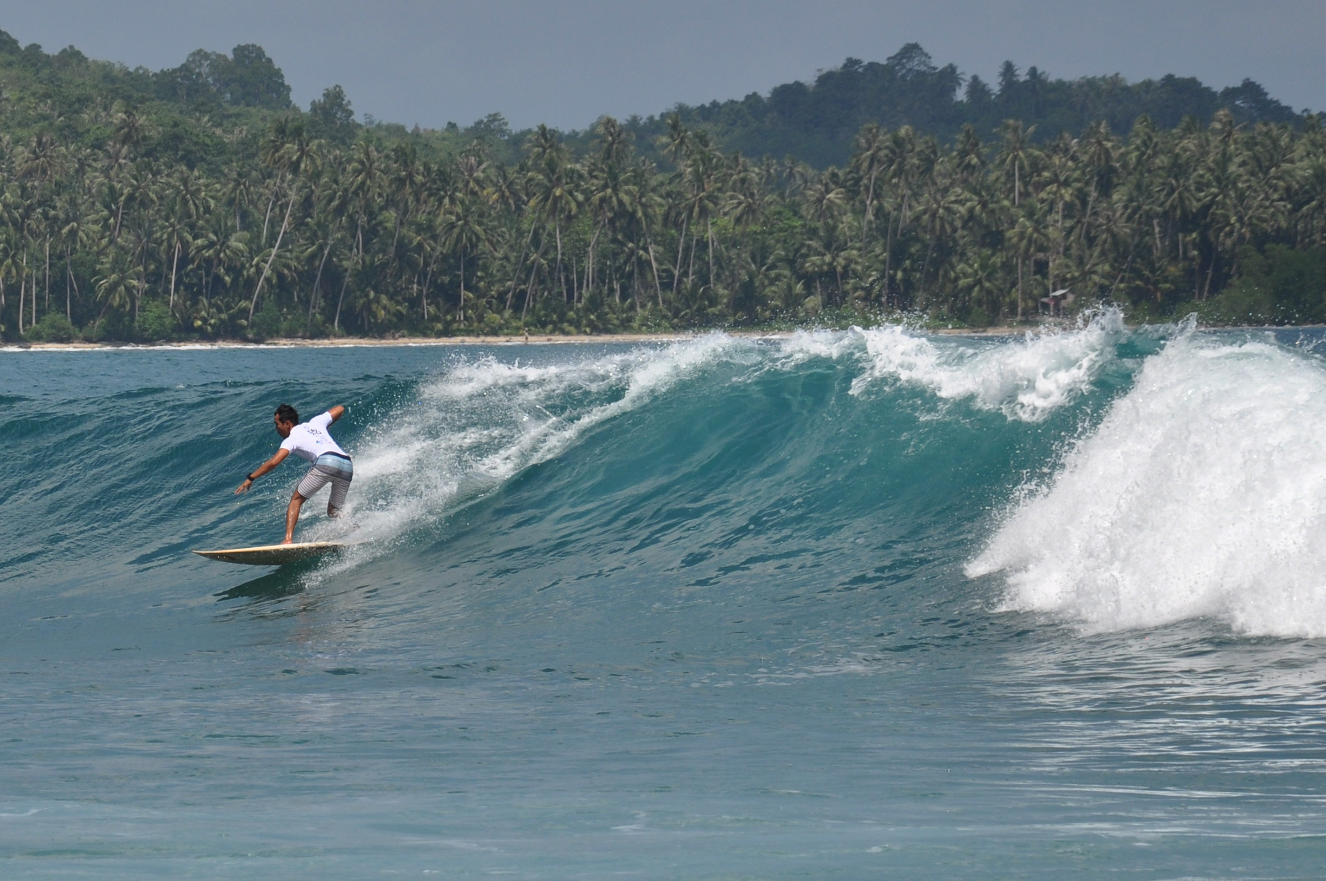 Kawasan Pantai Sorake, Teluk Dalam, Nias Selatan, Sumatera Utara, merupakan salah satu lokasi terbaik olahraga selancar di Indonesia.