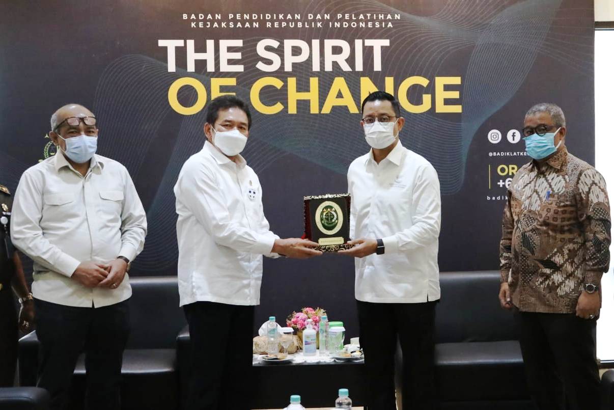 Mensos Juliari (kedua dari kanan) dan Jaksa Agung ST Burhanuddin (kedua dari kiri).