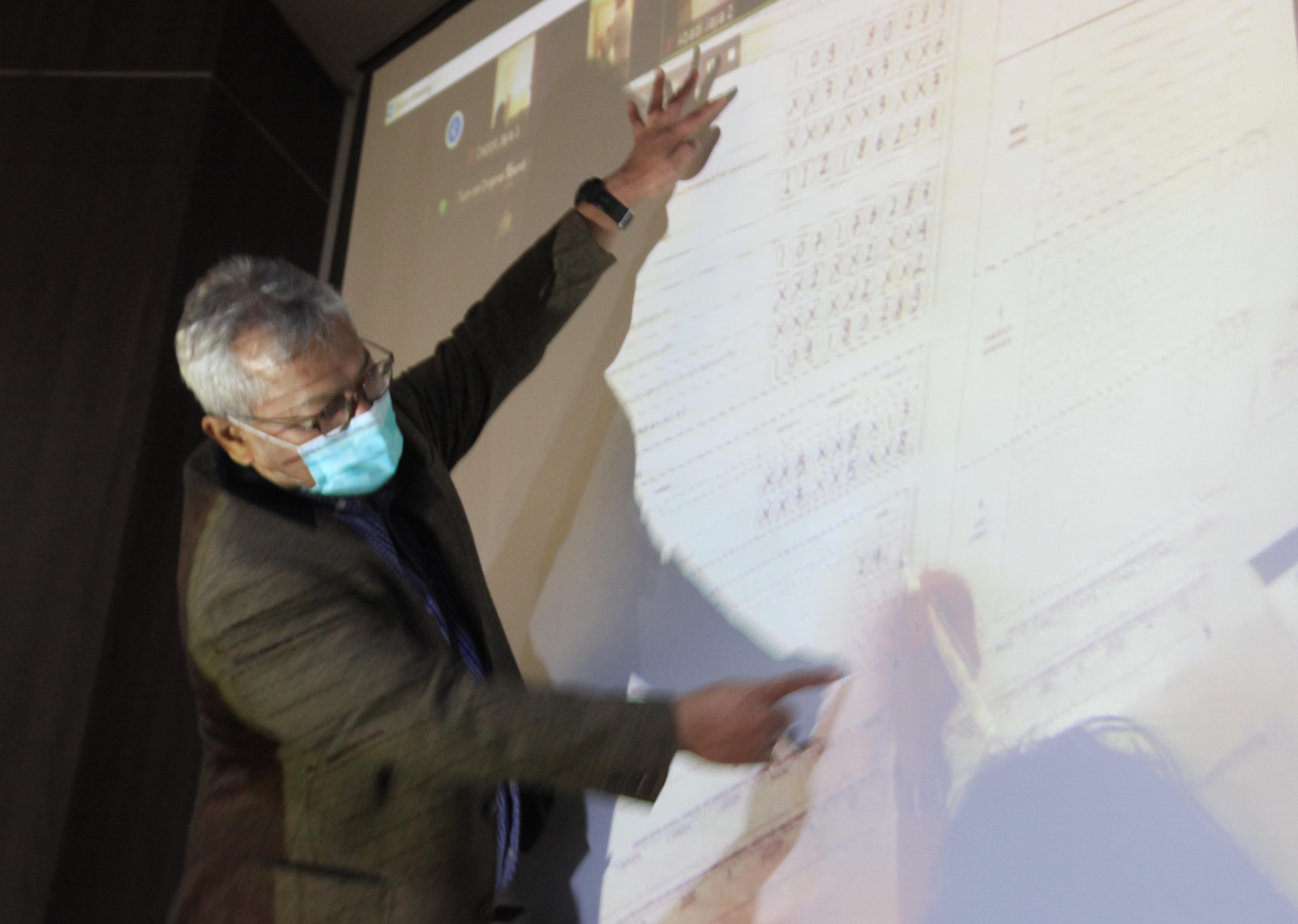 Ketua Komisi Pemilihan Umum Arief Budiman meninjau pelaksanaan Simulasi rekapitulasi di Depok, Jawa Barat, Kamis (17/9).