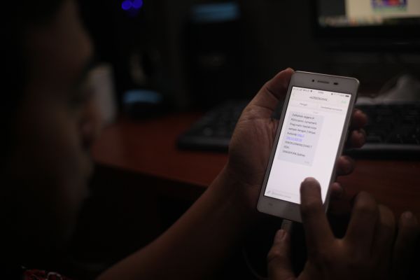 Ilustrasi menerima sms penawaran