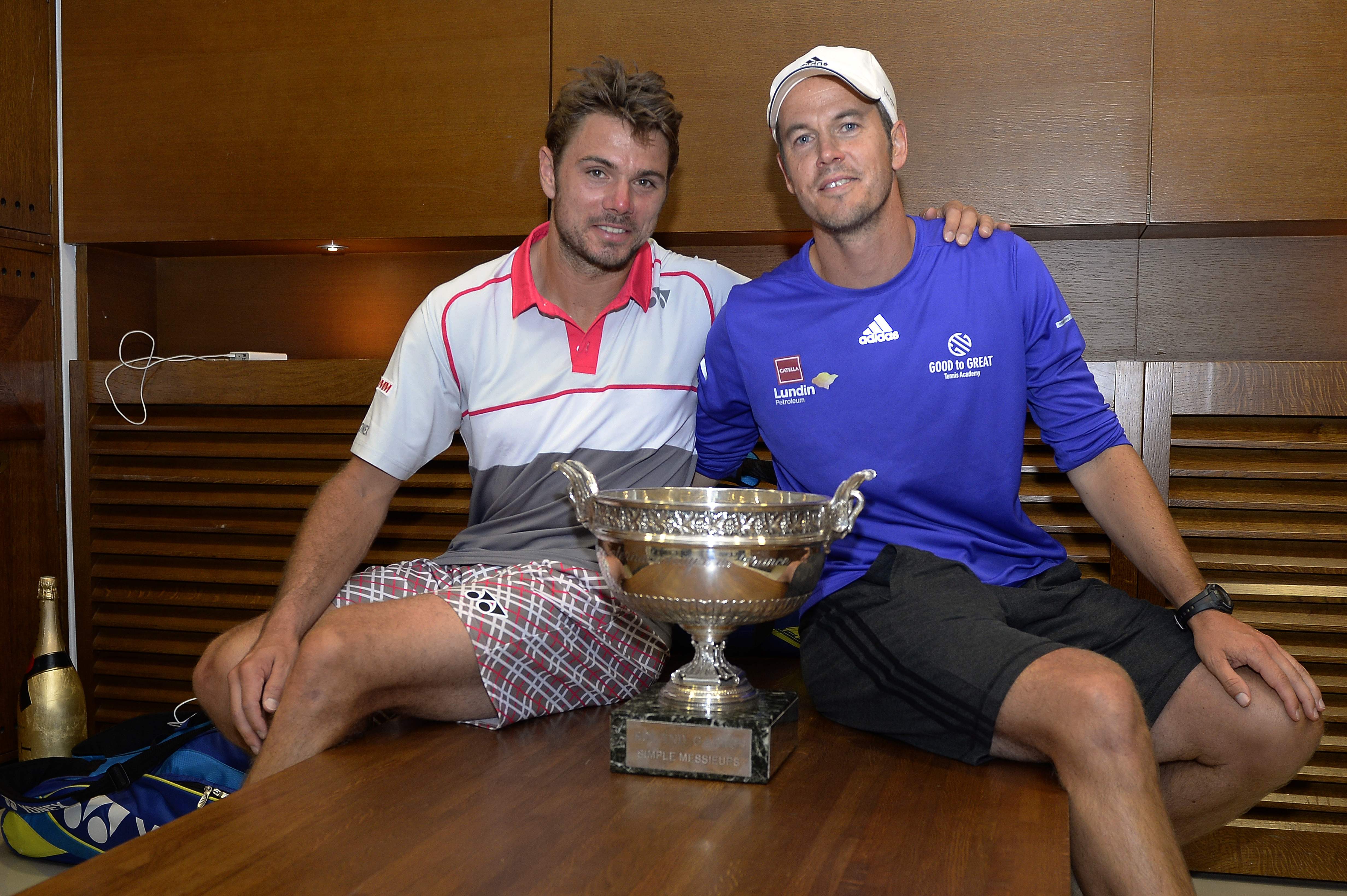 Stan Wawrinka (kiri) berpose dengan pelatihnya Marcus Norman usai menjuarai Prancis Terbuka 2015.