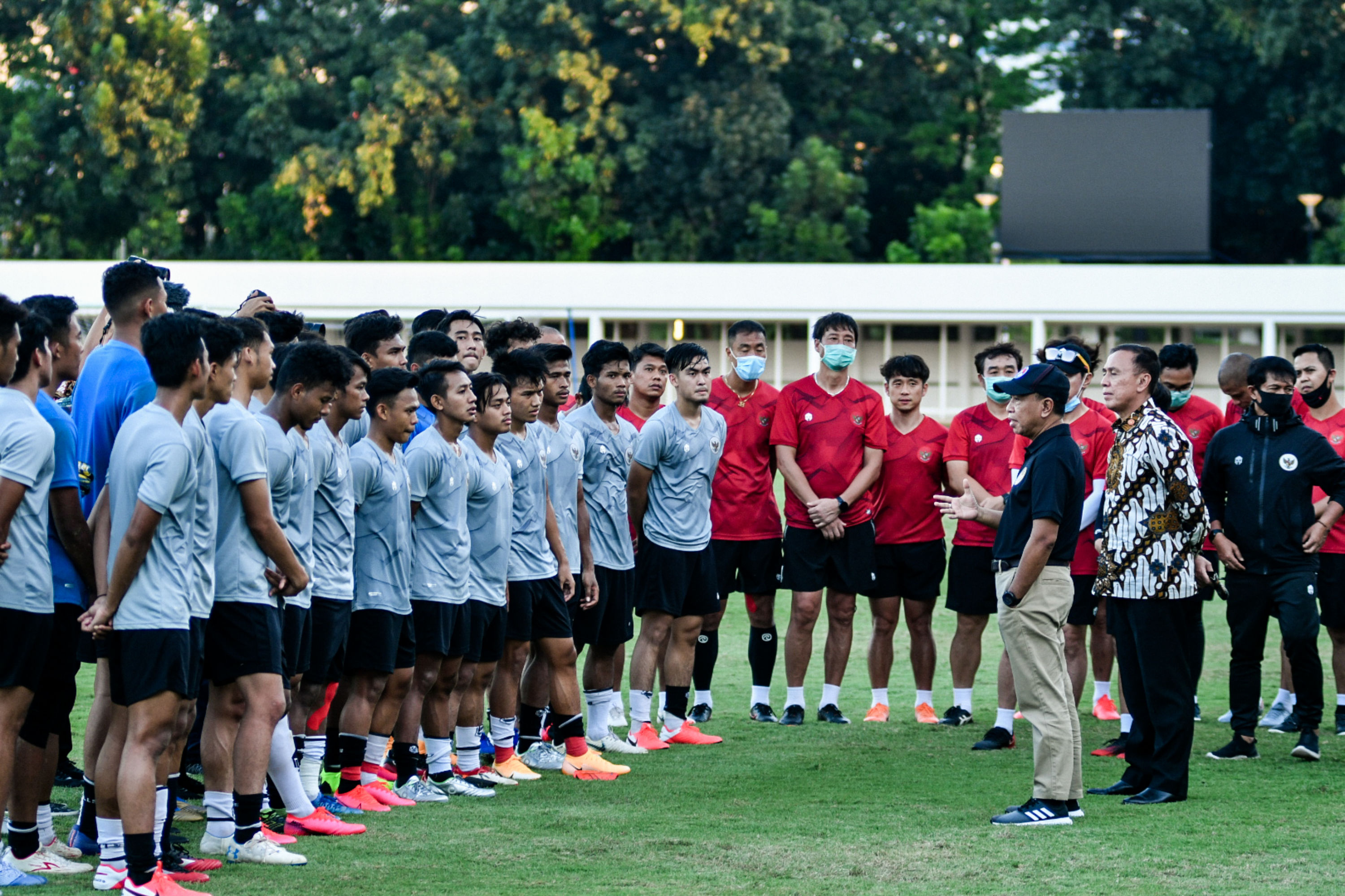 Menpora dan Ketum PSSI saat memberikan arahan kepada timnas Indonesia U-19.