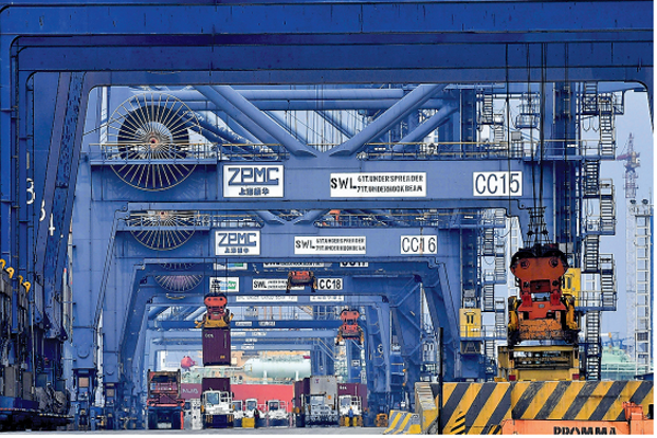 NERACA PERDAGANGAN AGUSTUS SURPLUS: Suasana bongkar muat peti kemas di Pelabuhan Tanjung Priok, Jakarta, kemarin.  