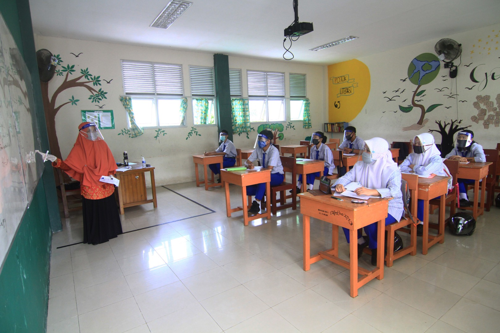 Kegiatan belajar mengajar tatap muka di SMAN 1 Pontianak, Kalimantan Barat dengan tetap menegakkan protokol kesehatan,