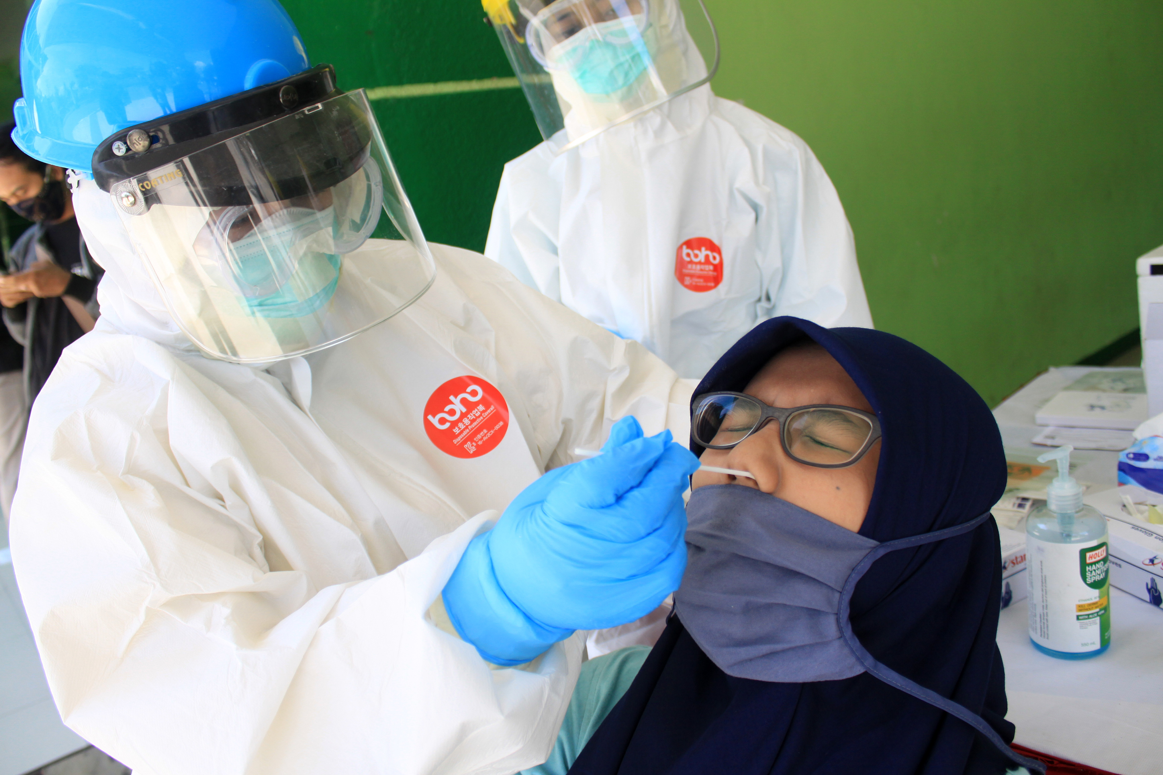 Petugas medis melakukan tes usap (swab test) covid-19 kepada wartawan di Gor Delta Sidoarjo, Jawa Timur, Rabu (2/9)