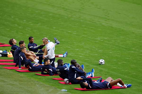 Para pesepak bola Prancis sedang melakukan sesi latihan