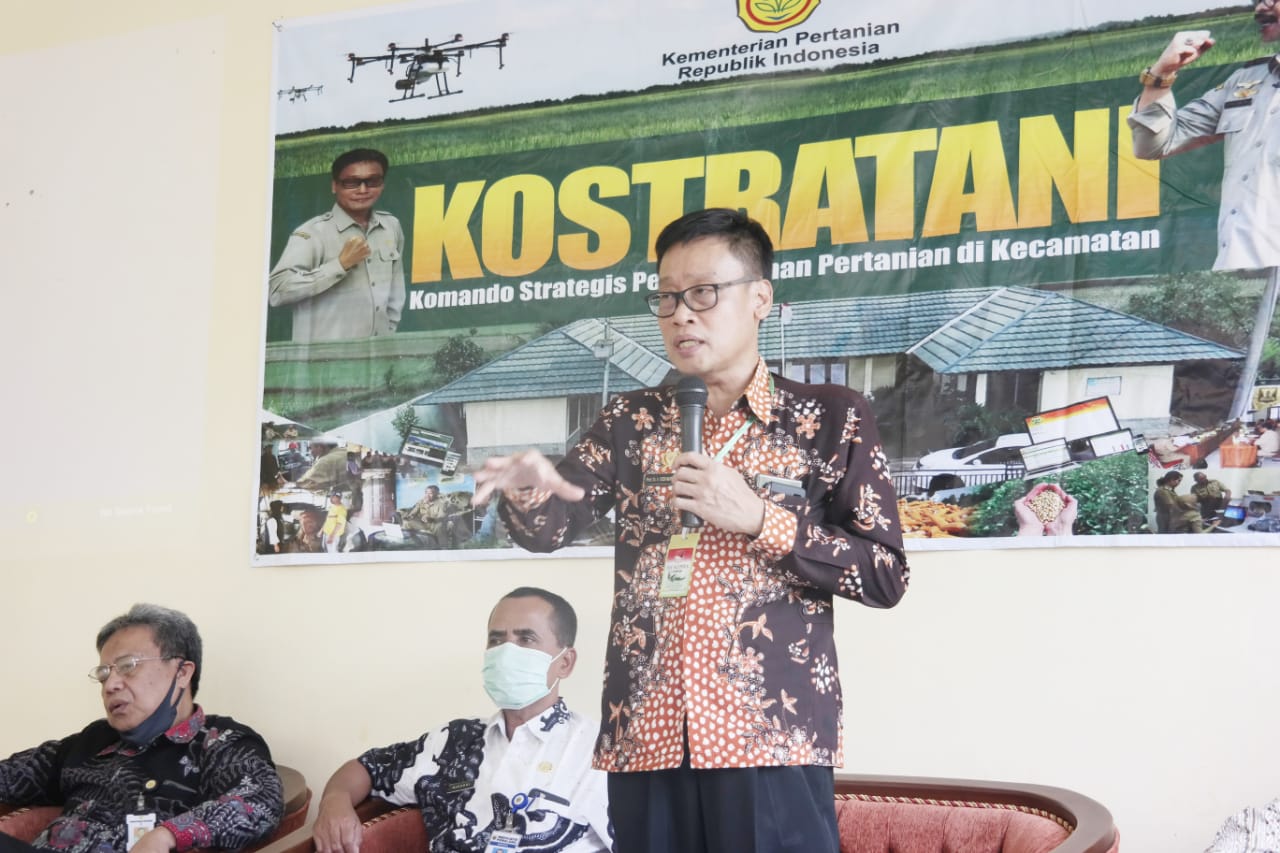 Kepala Badan Penyuluhan dan Pengembangan SDM Pertanian (BPPSDMP) Dedi Nursyamsi (kanan).