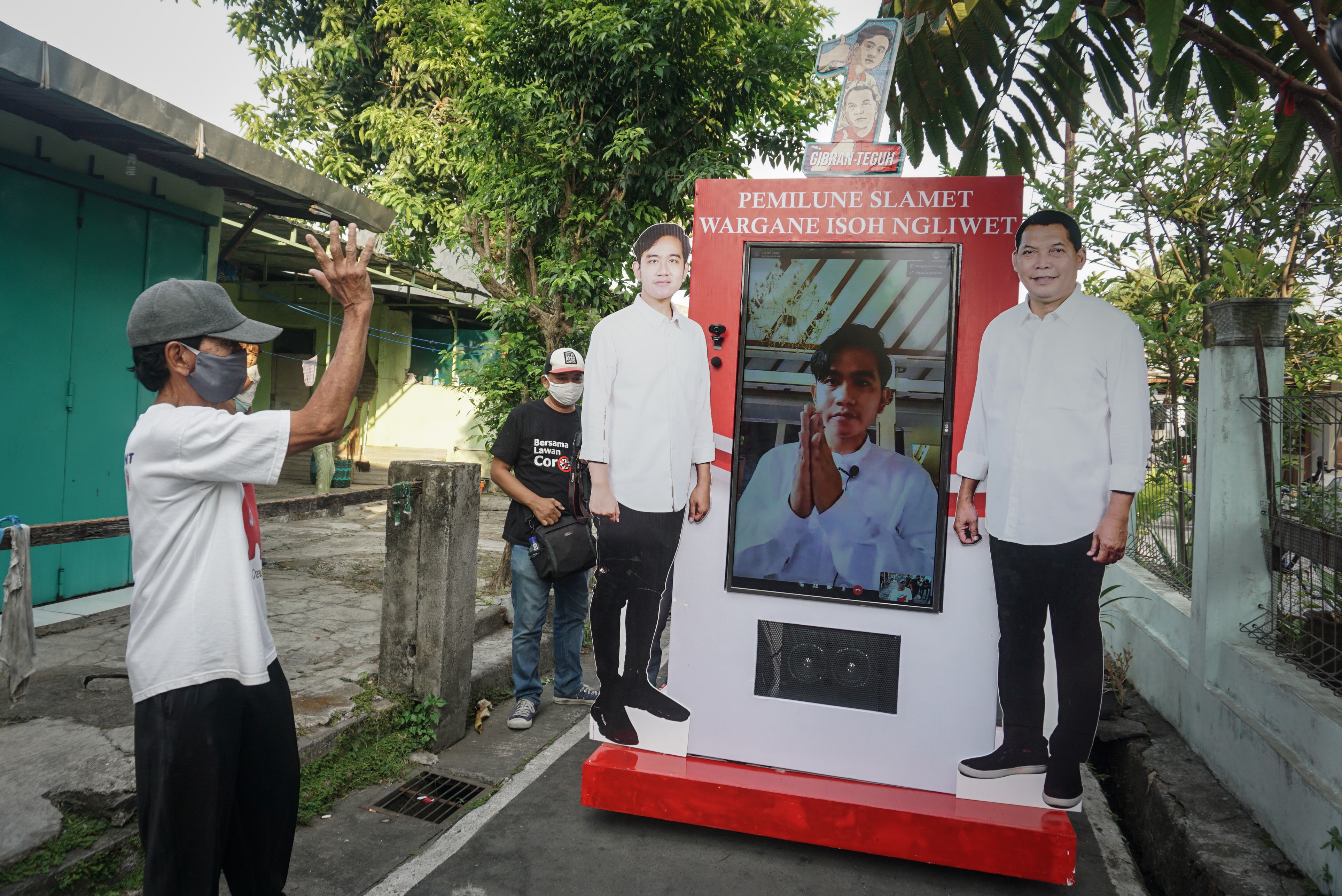 Calon walikota Suraarta Gibran Rakabuming menggelar kampanye blusukan dengan media digital