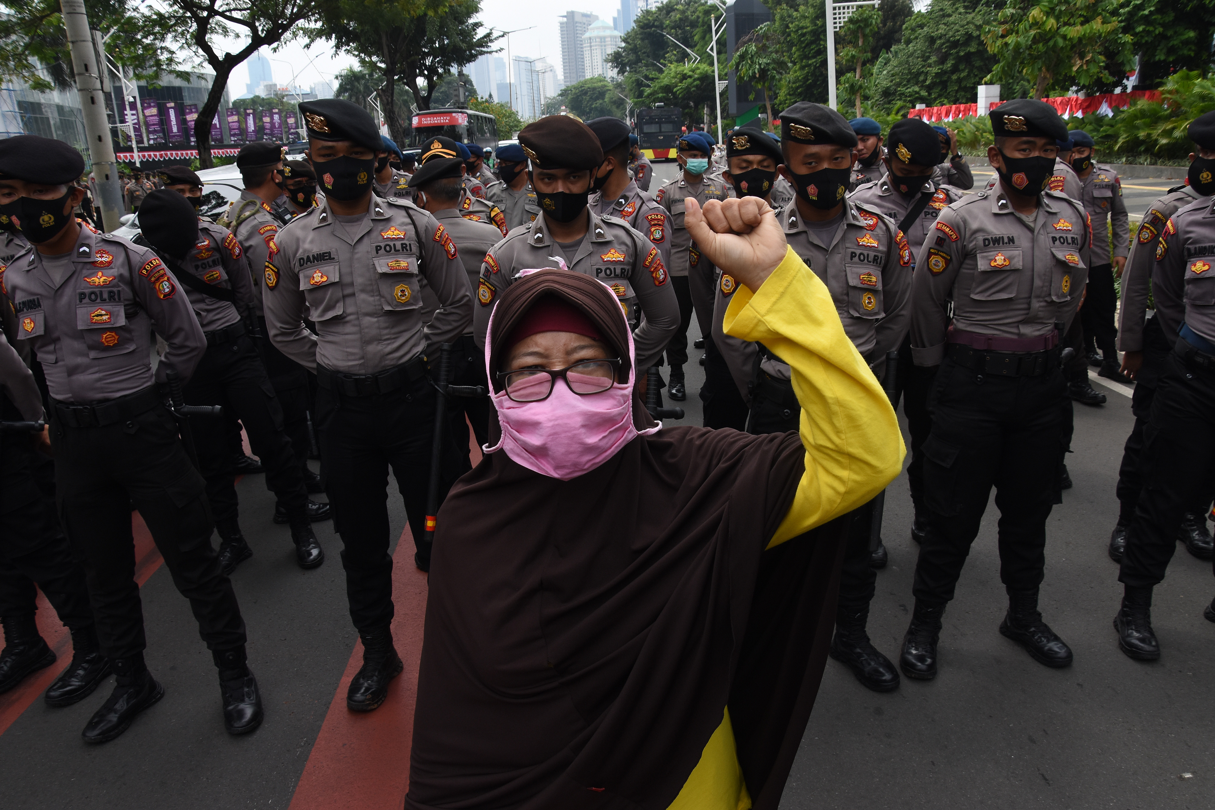 Seorang buruh berunjuk rasa menolak RUU Cipta Kerja. Namun banyak hal positif dari RUU itu untuk buruh yang belum terekspos.