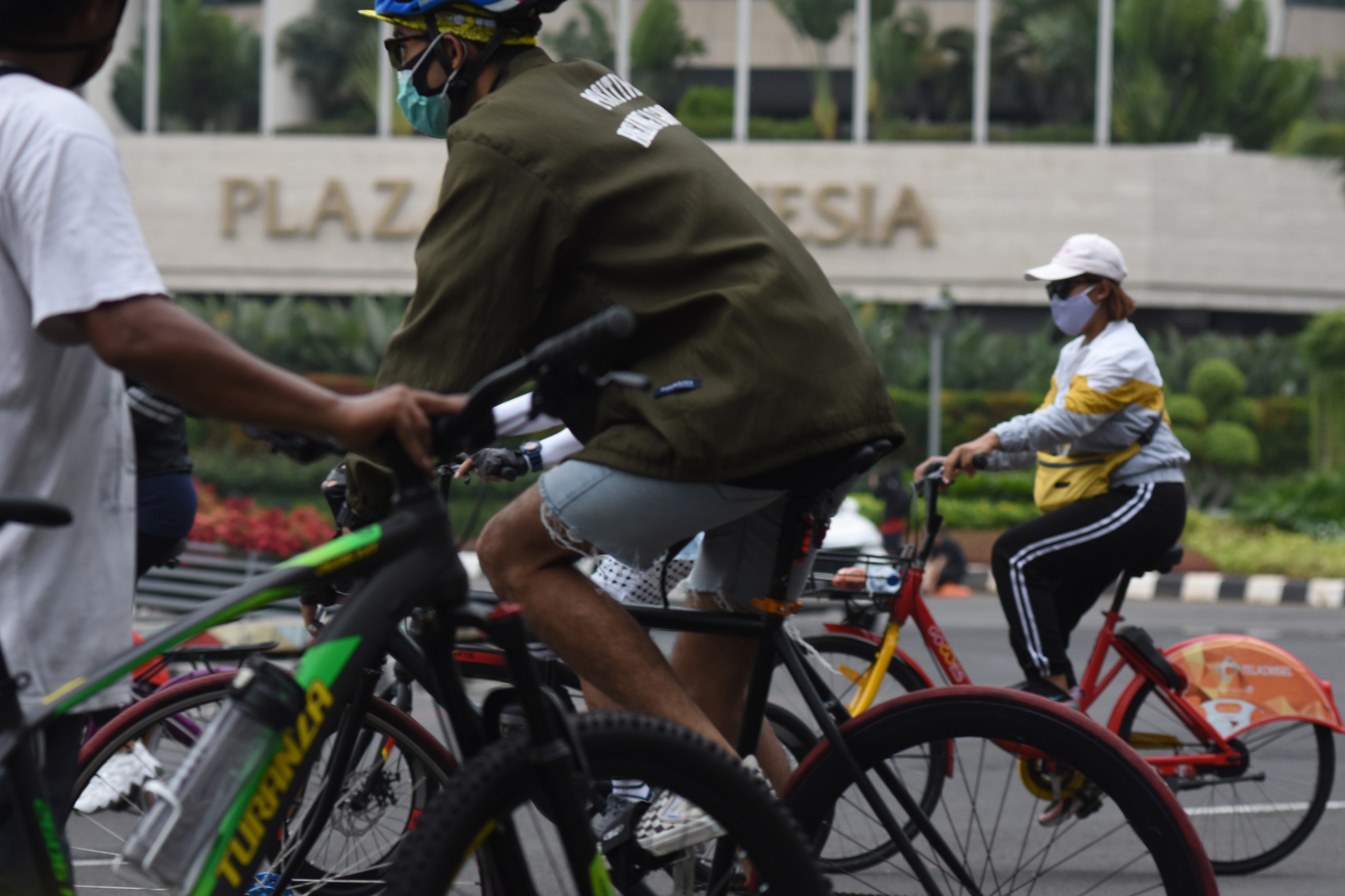  Warga tetap berolahraga di kawasan Bundaran HI, Jakarta meski ada penerapan PSBB jilid II.