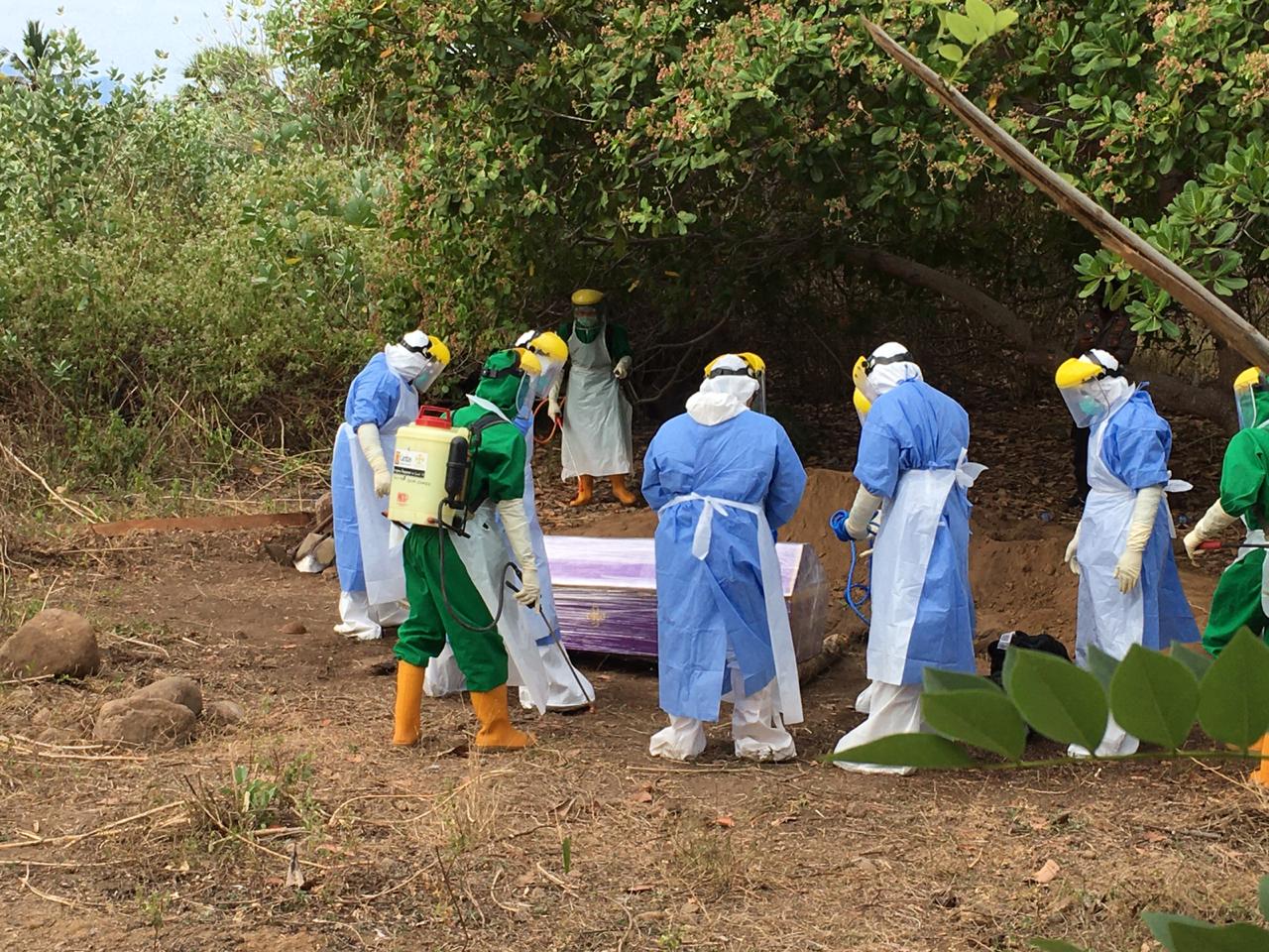 Pemakaman jenazah covid-19 ditangani petugas khusus.