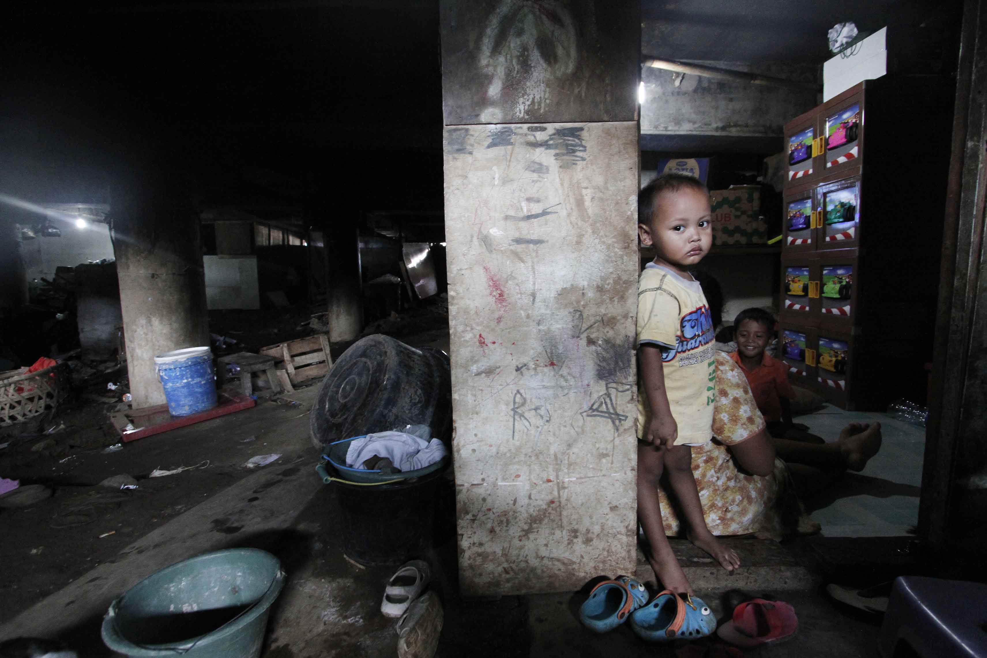 Suasana warga yang tinggal di kolong jalan layang Kampung Melayu, Jakarta Selatan