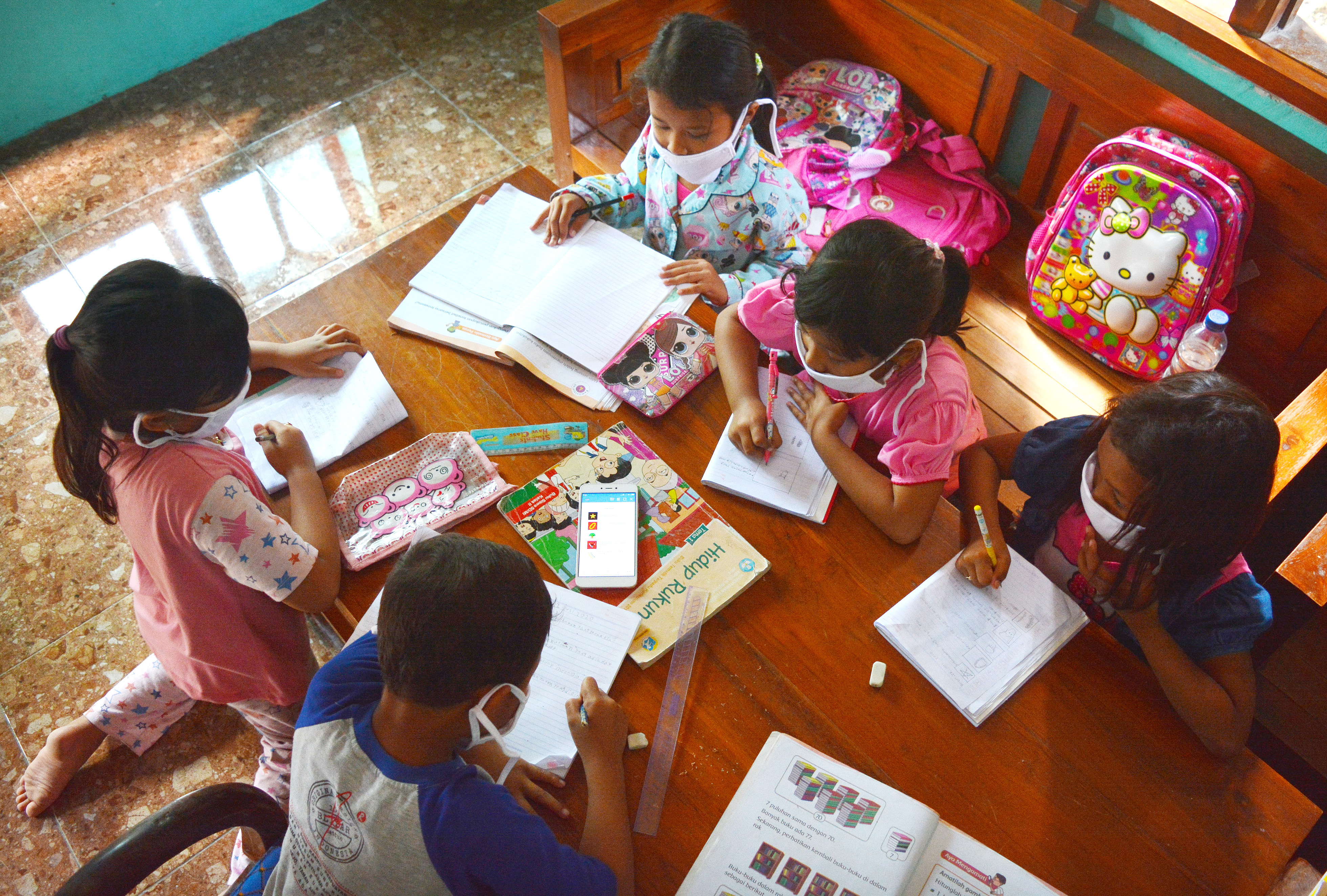 Siswa SDN Marmoyo di Jombang, Jawa Timur, mengerjakan tugas berkelompok dengan memanfaatkan gawai.