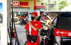 etugas mengisi BBM ke kendaraan konsumen di salah satu SPBU di Palembang, Sumatera Selatan. 