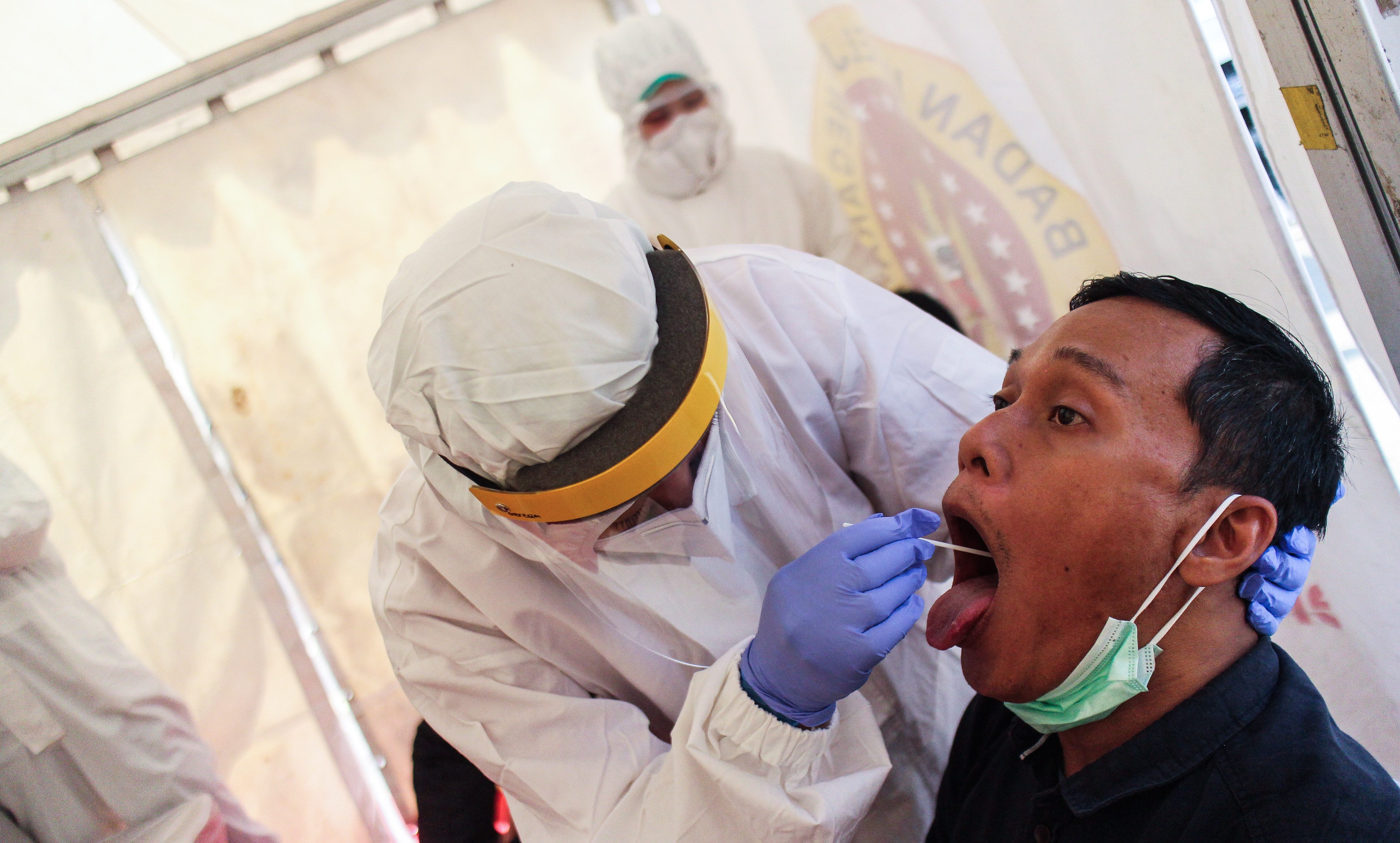 Petugas kesehatan melakukan swab test di Kantor Media Group, Kedoya, Jakarta.