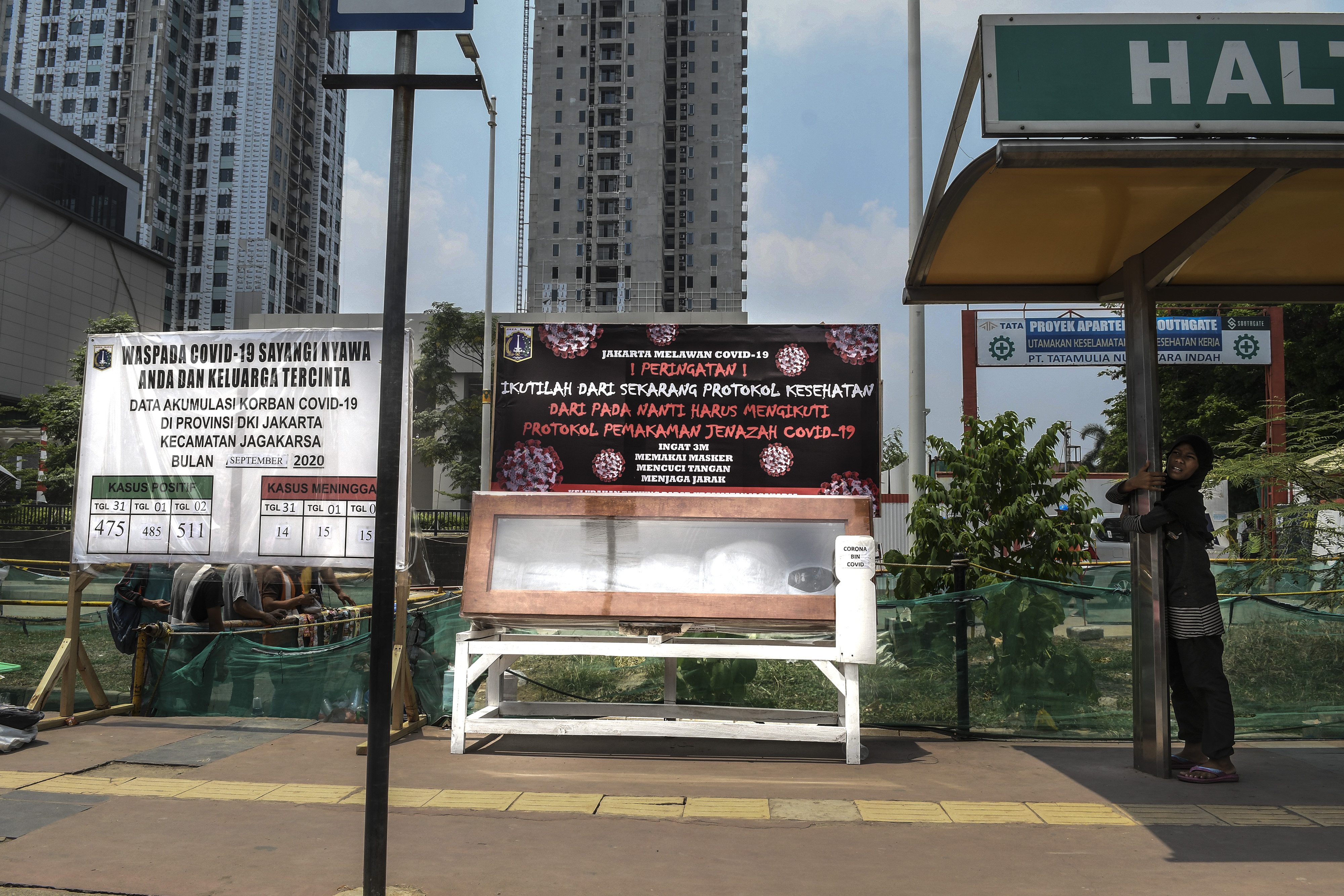 Peti mati berisi replika mayat korban COVID-19 di kawasan Tanjung Barat, Jakarta