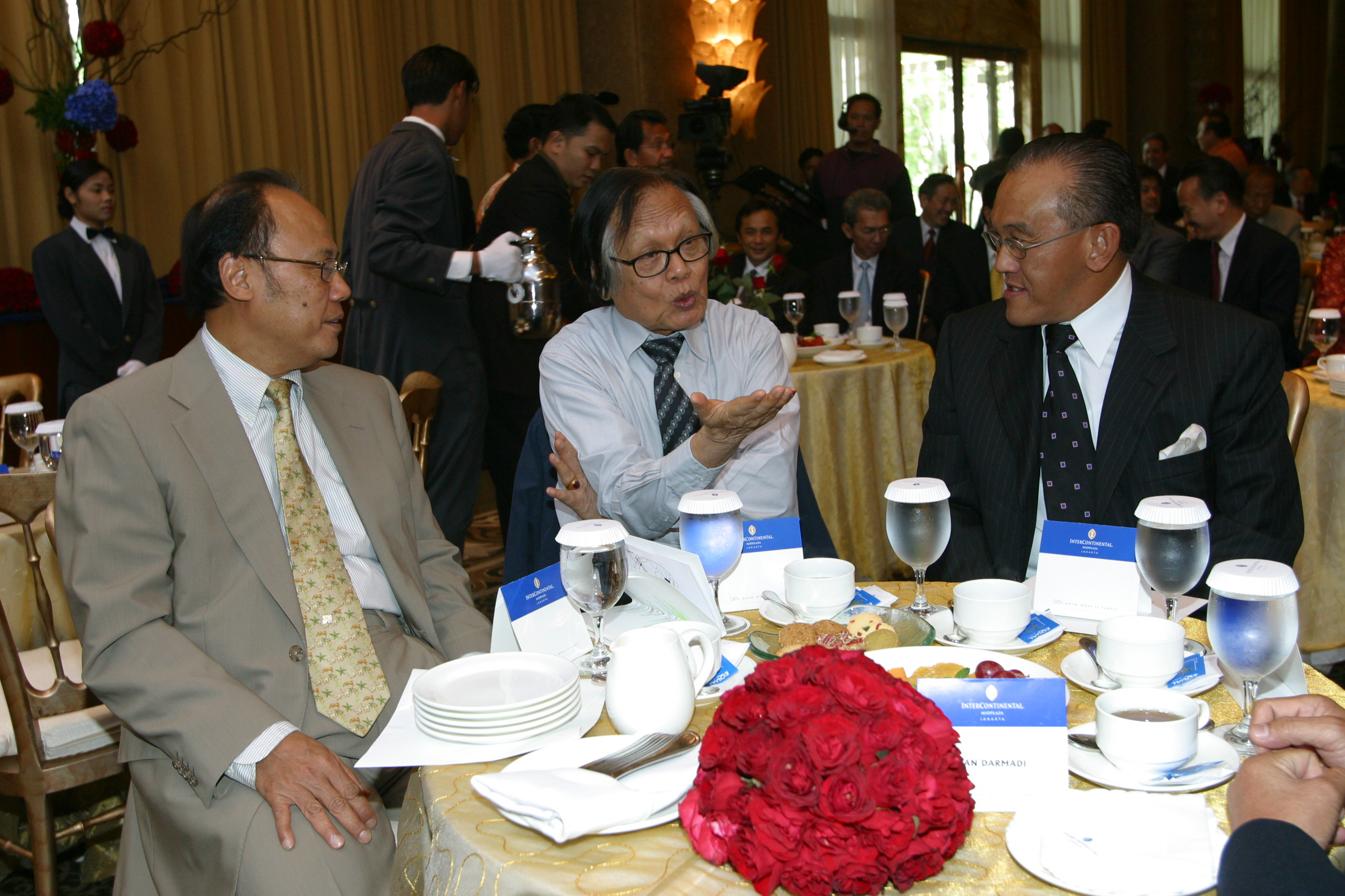 Tokoh pers nasional yang juga pendiri Harian Kompas, Jakob Oetama (tengah).