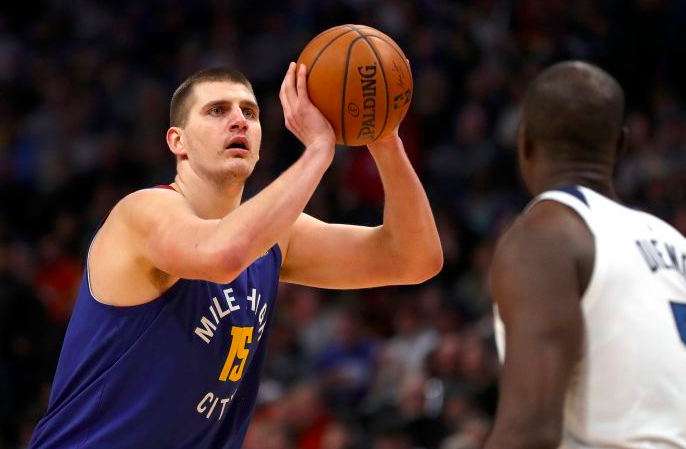 Nikola Jokic (kiri) 