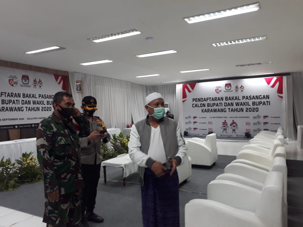 Wakil Bupati Karawang Ahmad Zamakhsyari mencalonkan diri sebagai bacalon bupati mengecek persiapan pendaftaran di KPU Karawang, Sabtu (5/9)