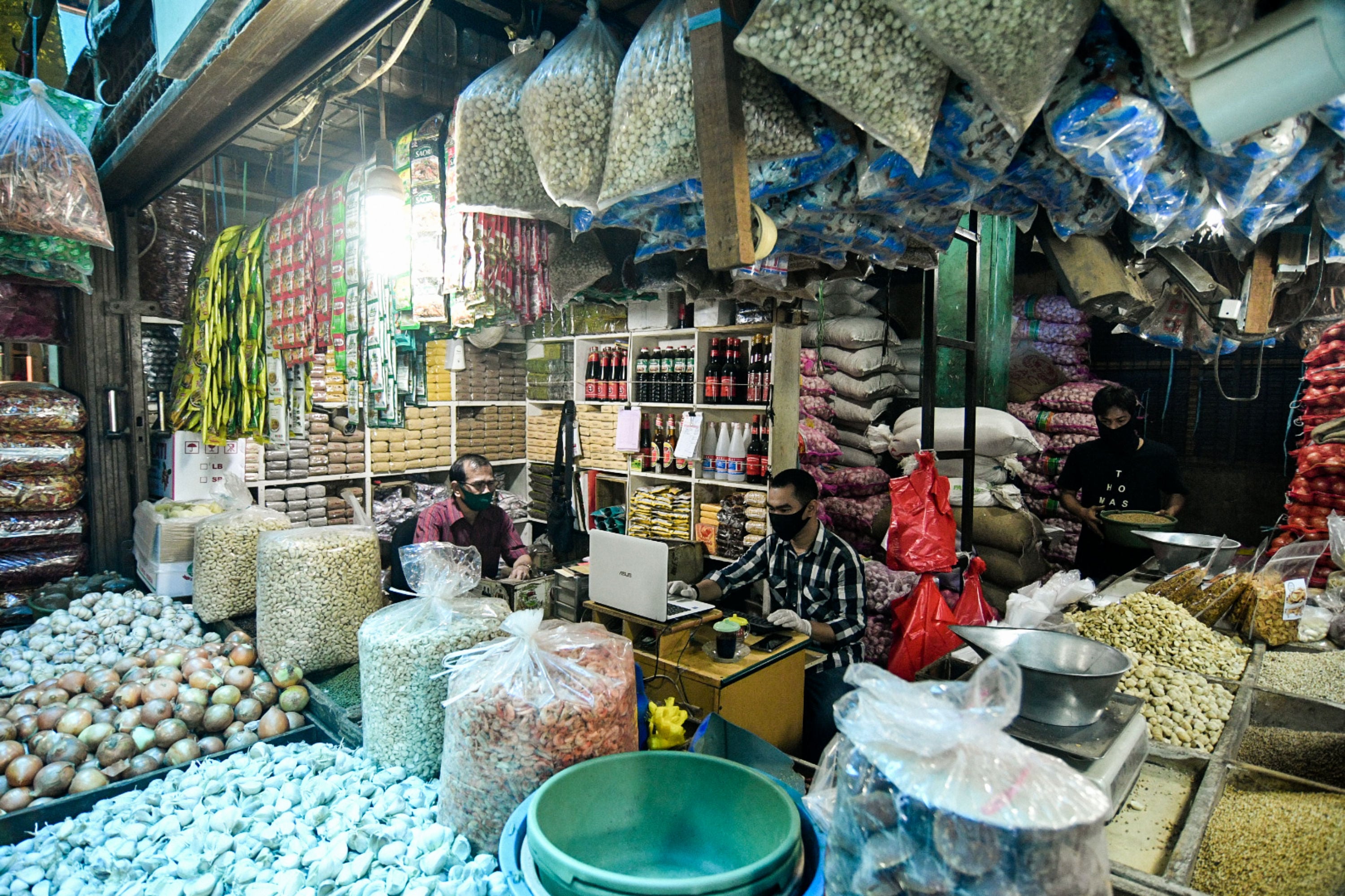 Pedagang bumbu masak mempersiapkan dagangannya yang akan dijual secara daring di Pasar Induk Kramat Jati, Jakarta, Senin (7/9/2020).